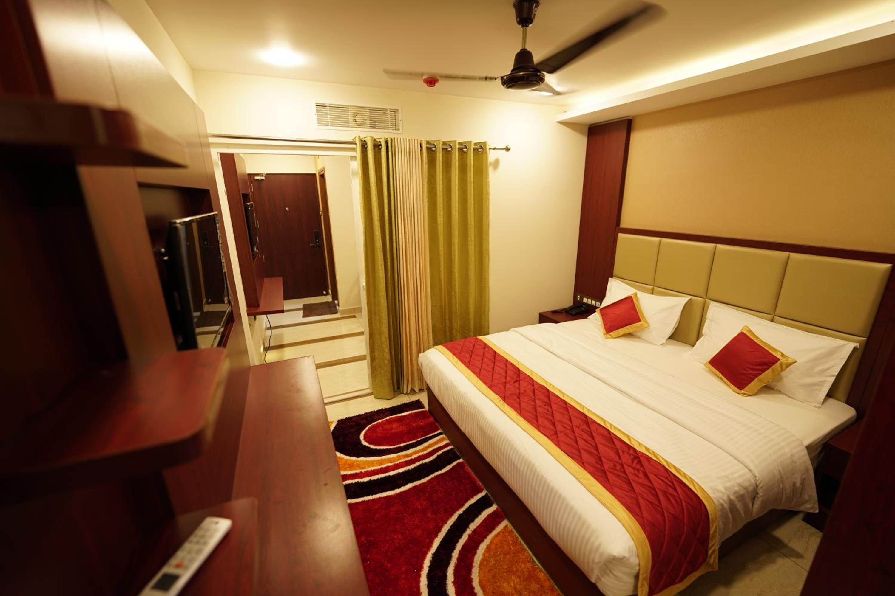 Queen Suite - Photo 7