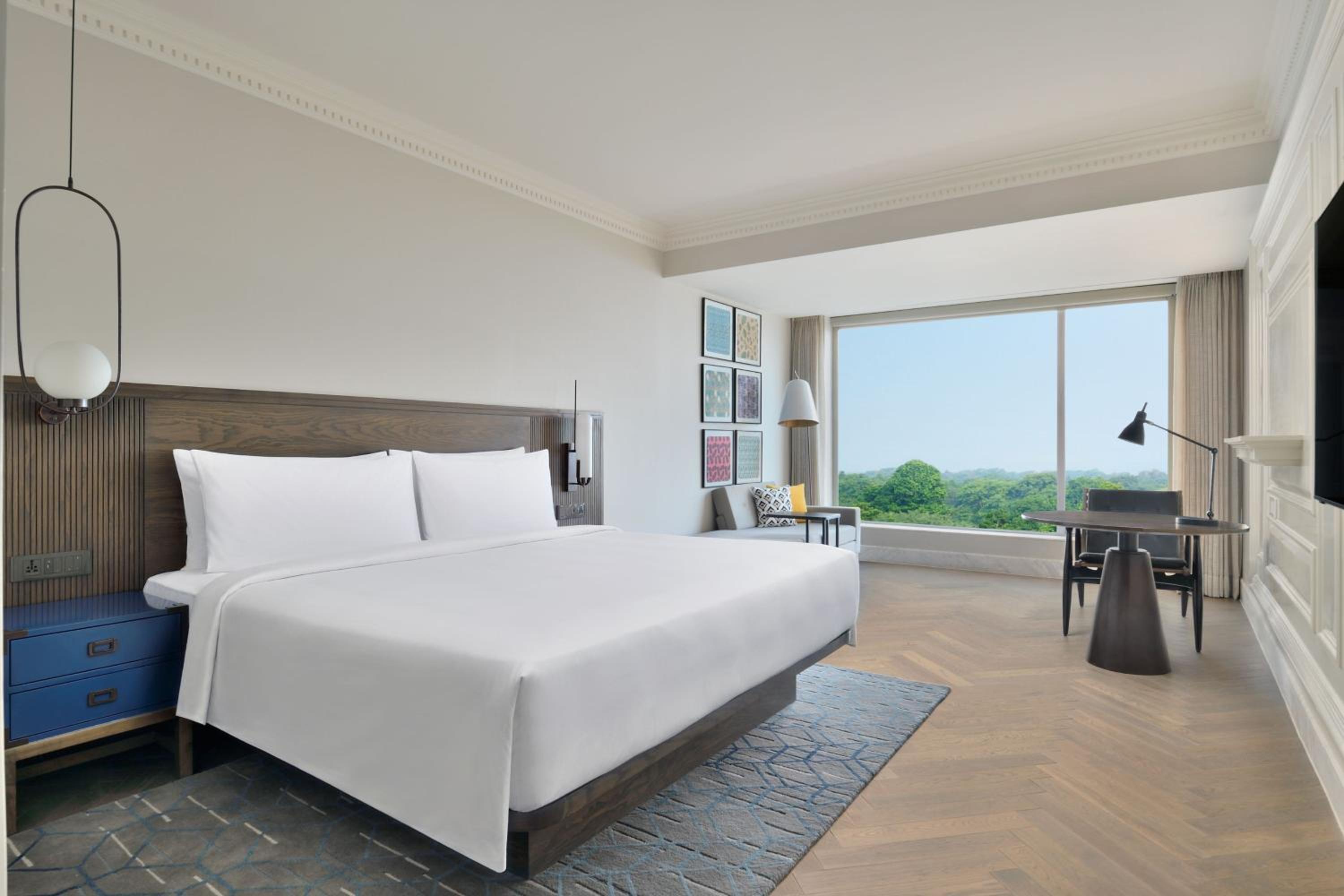 Premium King, Larger Guest room, 1 King X Complimentary Golden Temple transfers - Photo 4