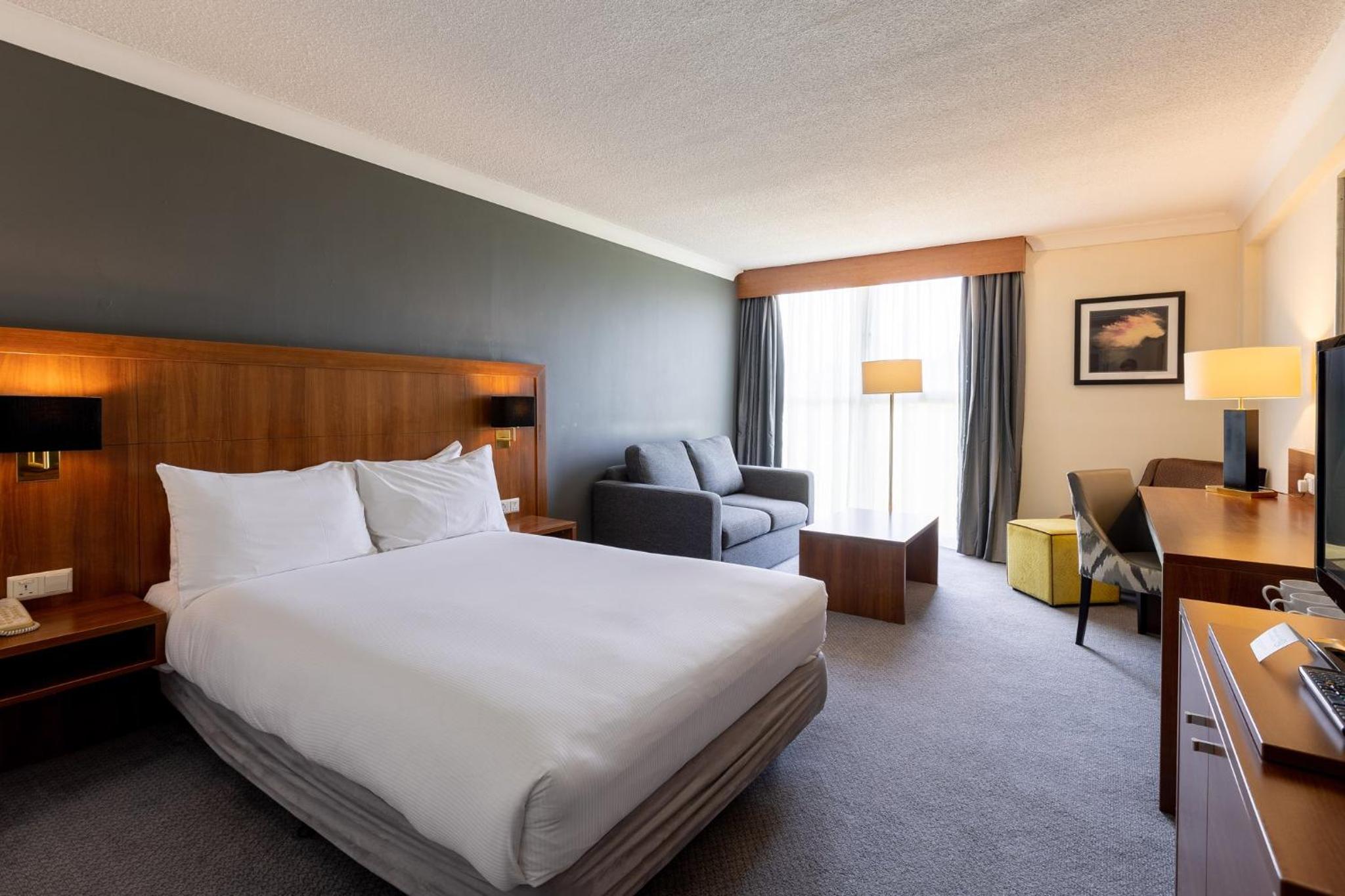 Standard King Room with Sofa Bed - Photo 1
