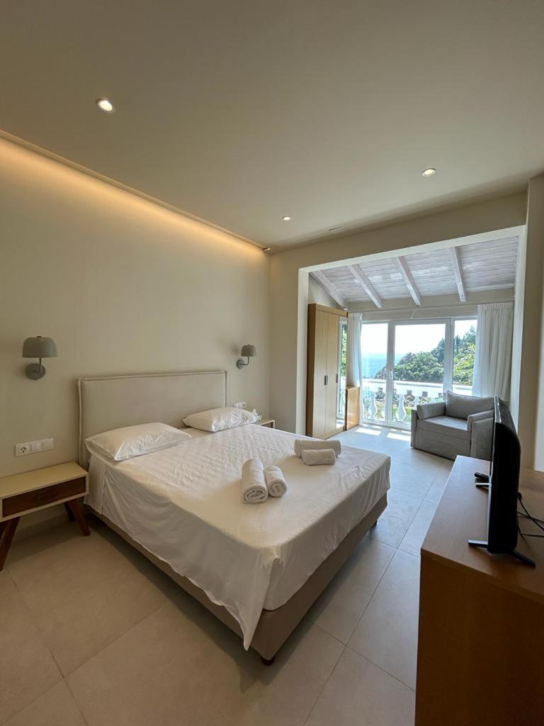 Double Room (1 Adult + 1 Child)