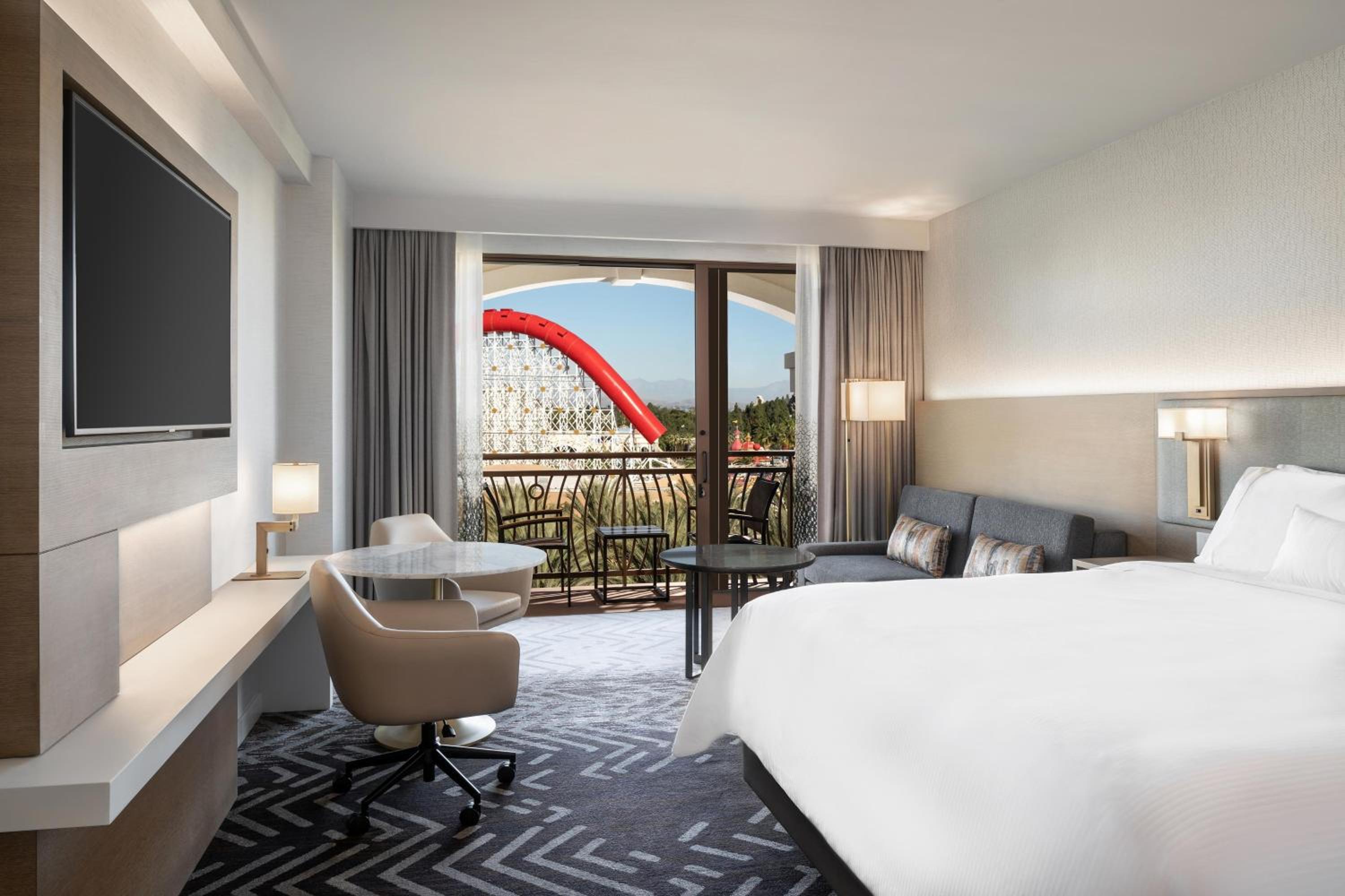 Theme Park View, Guest room, 1 King, Sofa bed, Balcony - Photo 3