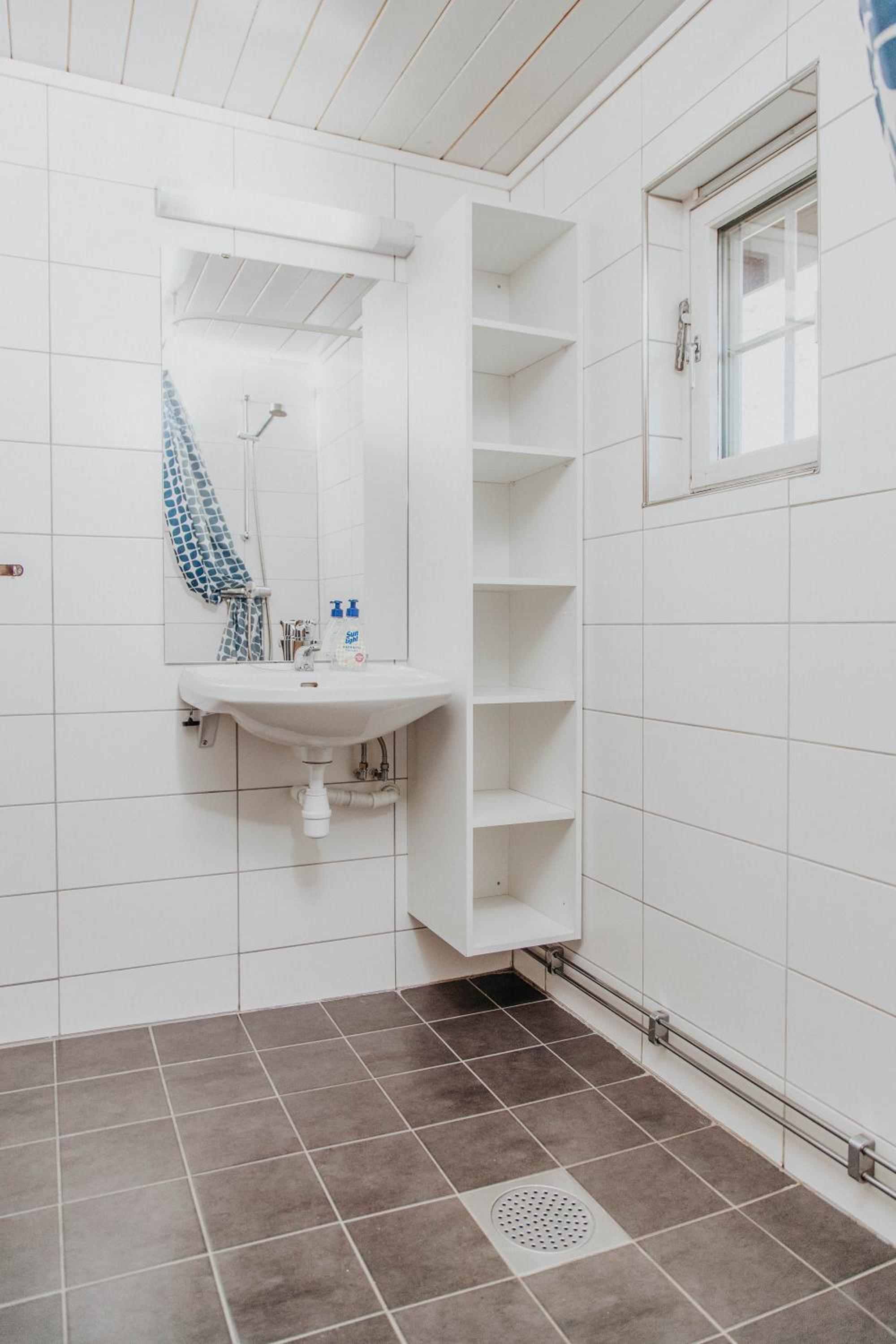 Four-Bedroom Cottage - Photo 10
