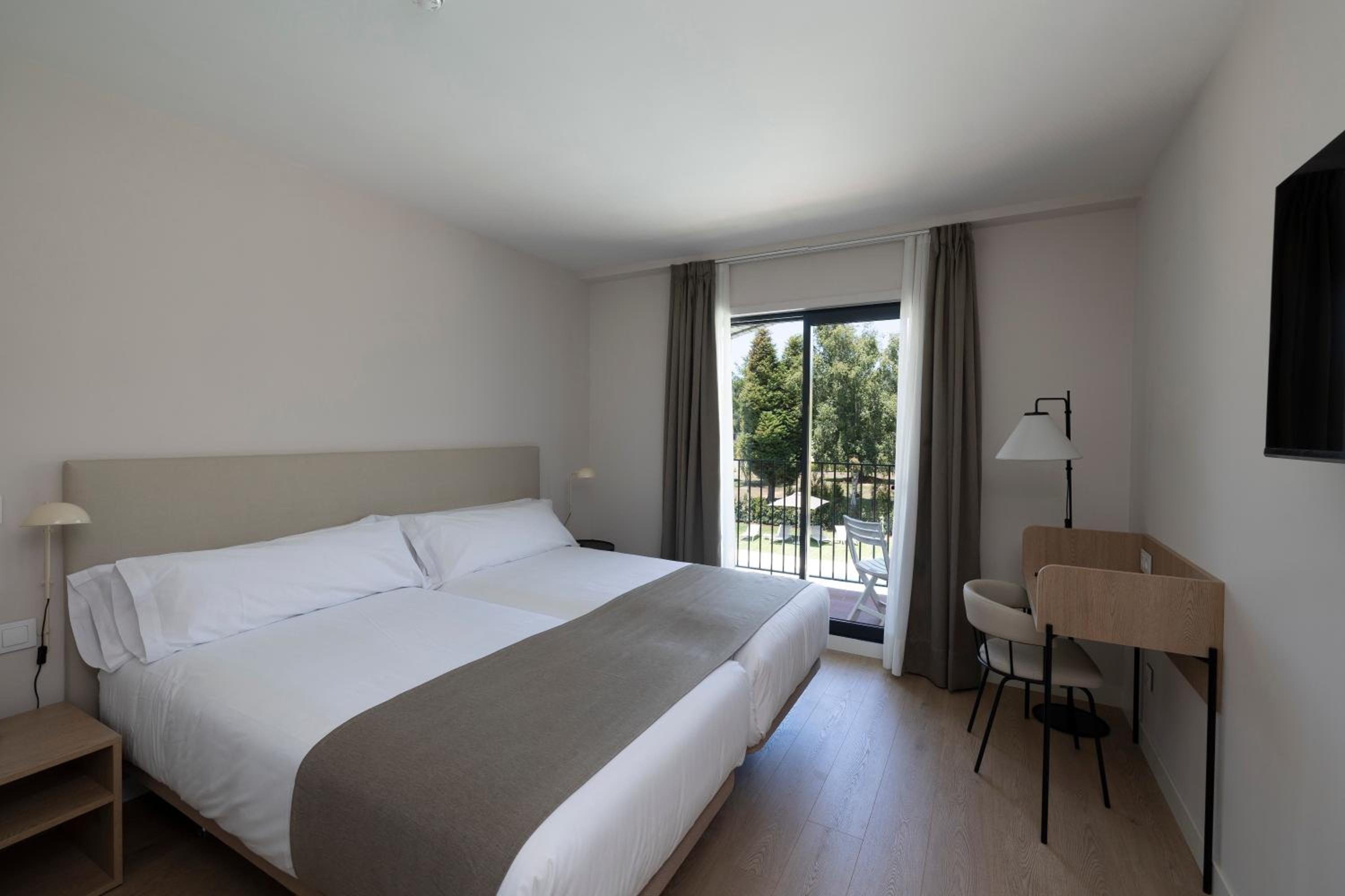 Double Room With Pool View photo 3