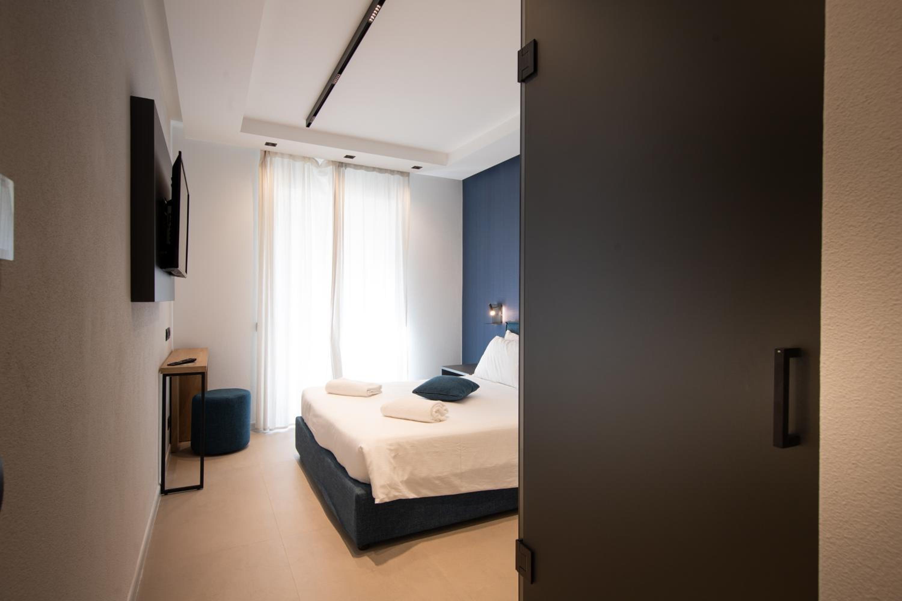 Deluxe Room - Photo 12
