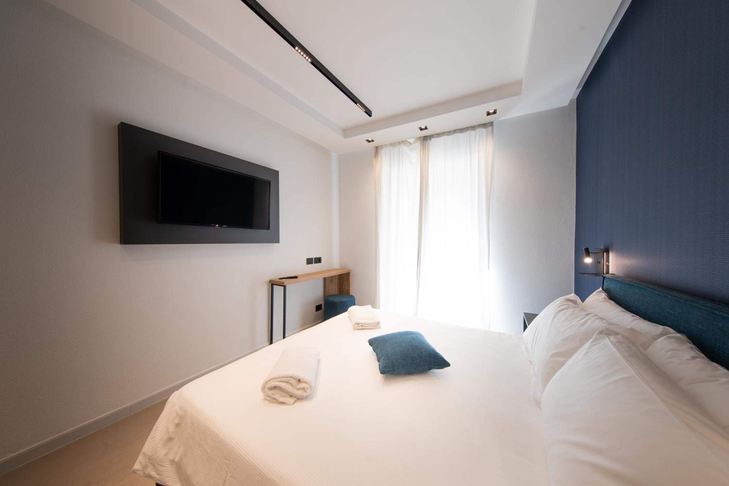 Deluxe Room - Photo 11