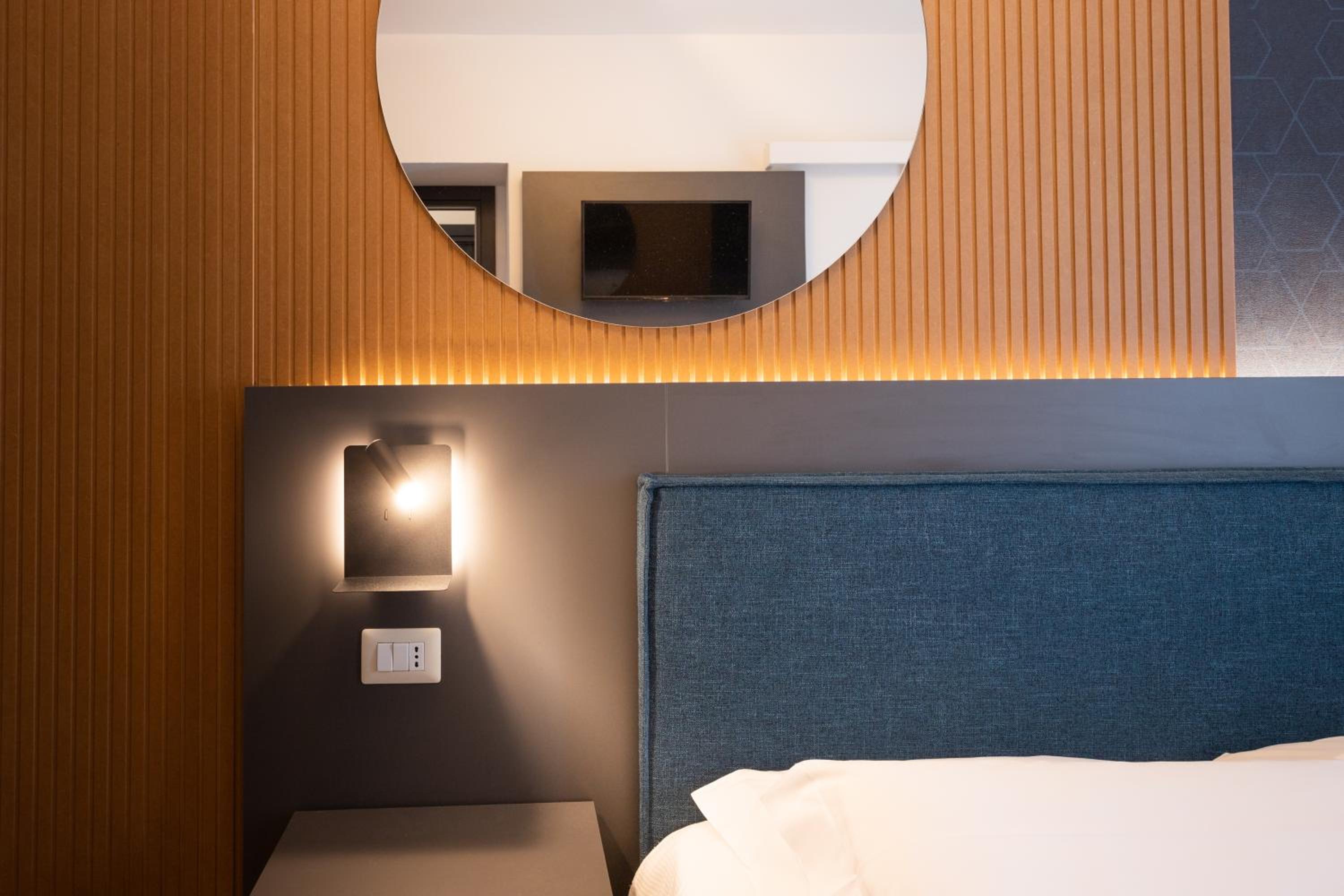 Deluxe Double Room with Sea View - Photo 7