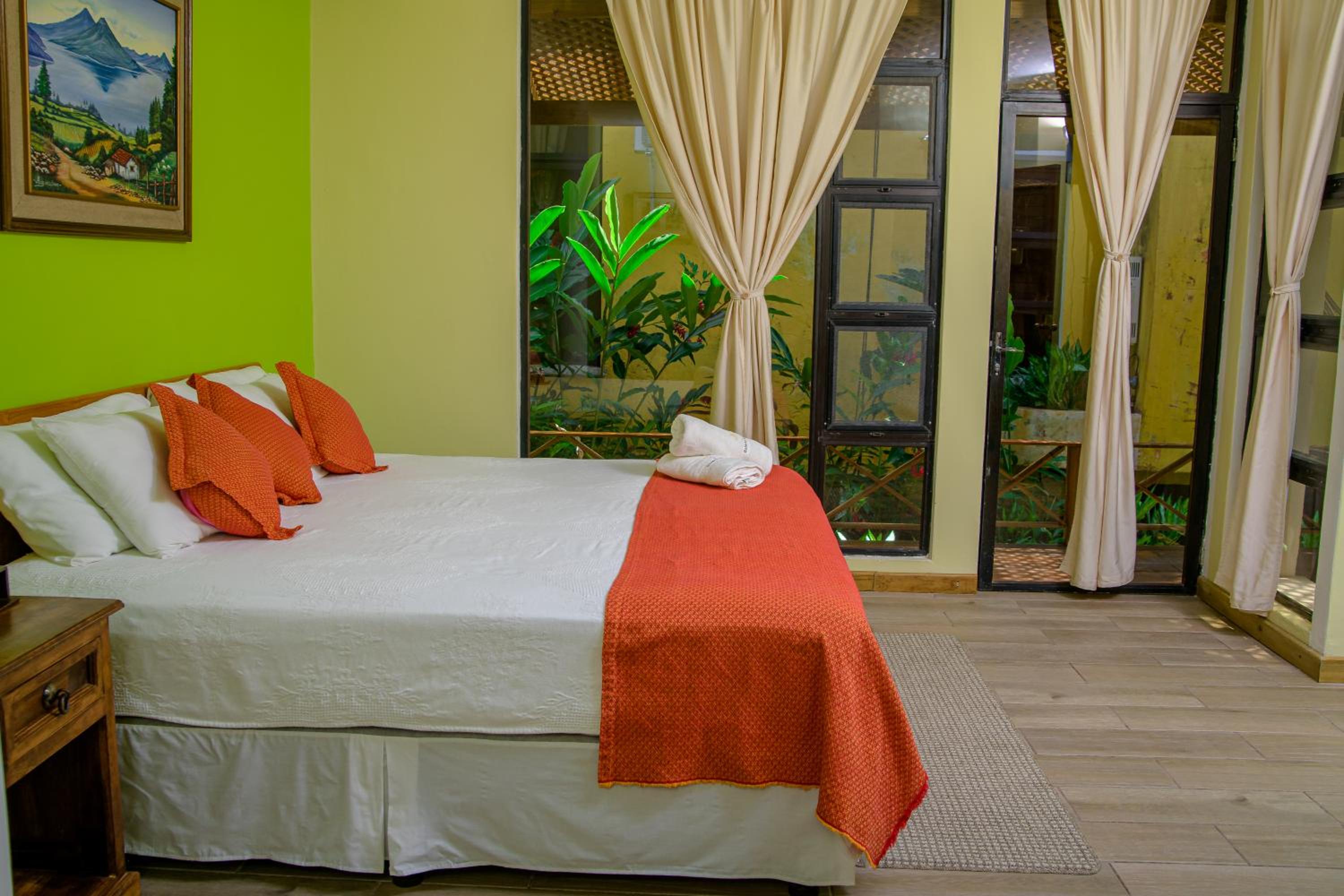 Deluxe Double or Twin Room with Lake View photo 1