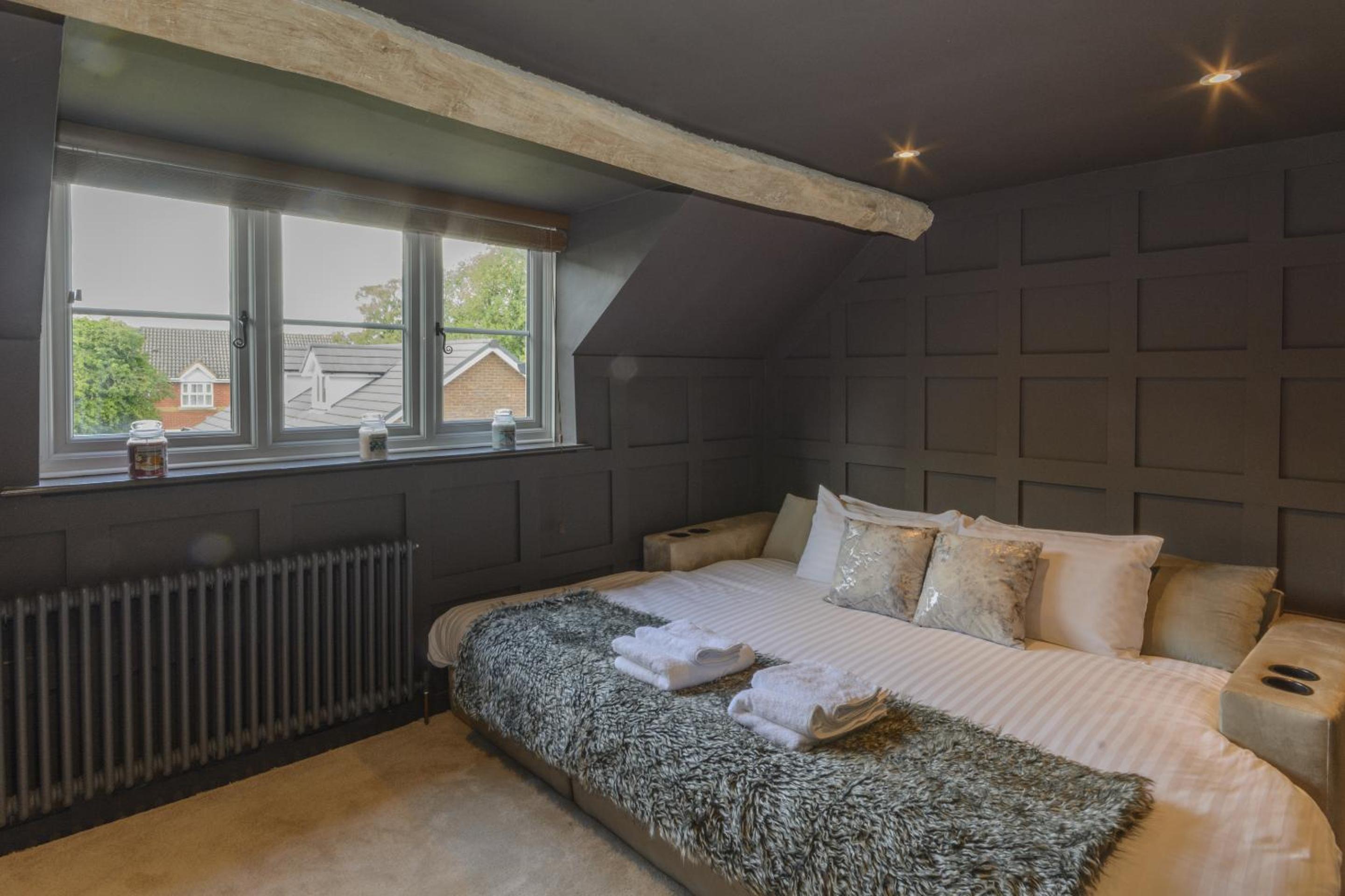 Five-Bedroom House photo 2