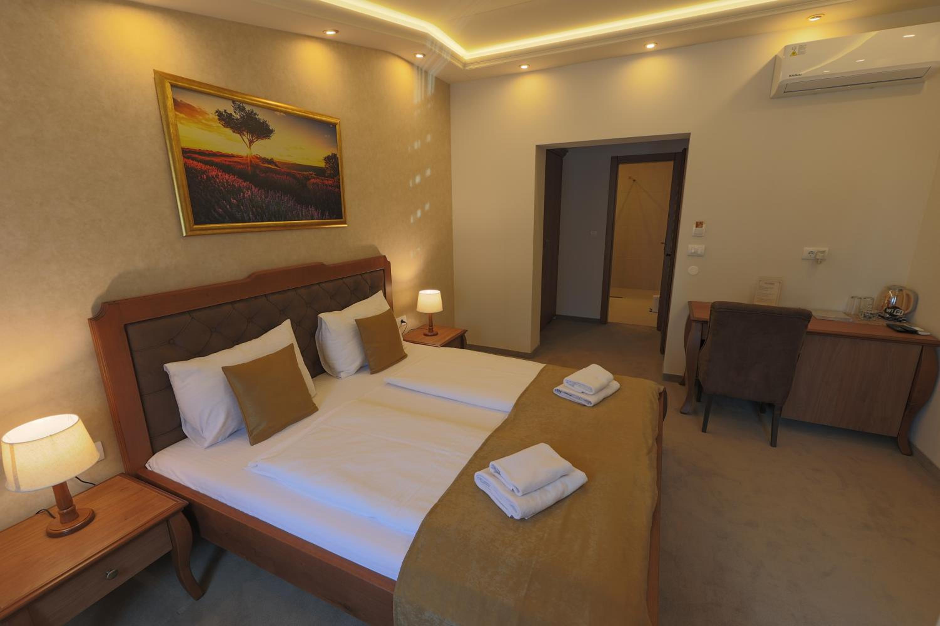 Deluxe Double Room with Balcony - Photo 21