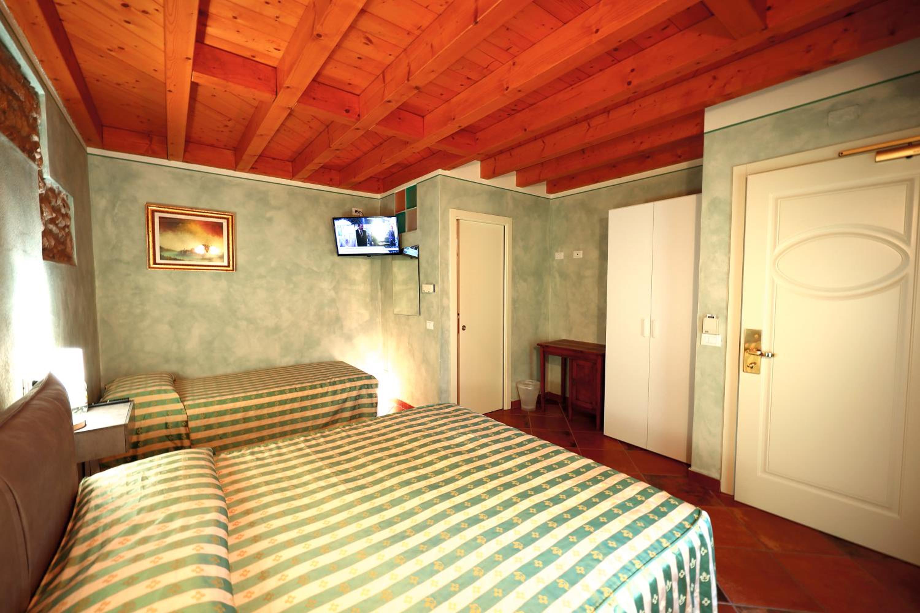 Deluxe Room (2 Adults + 1 Child) photo 1