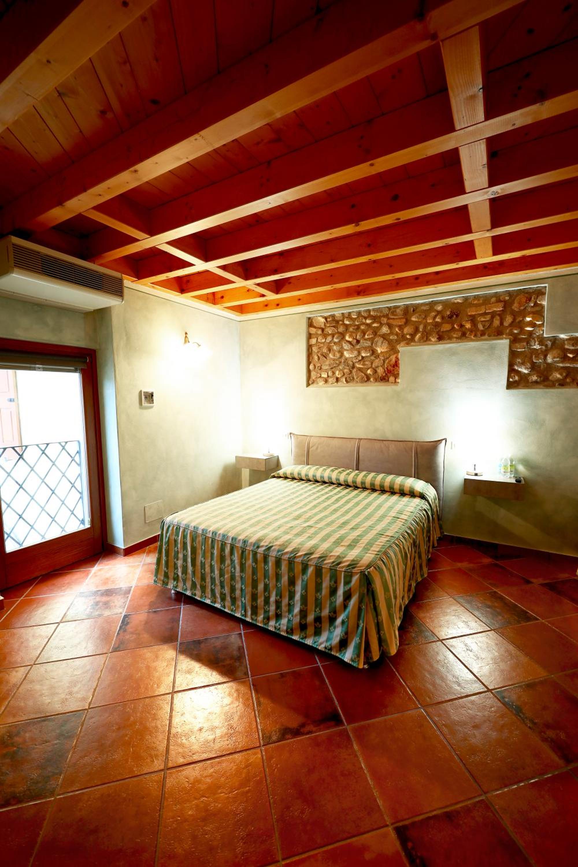 Deluxe Room (2 Adults + 1 Child) photo 2