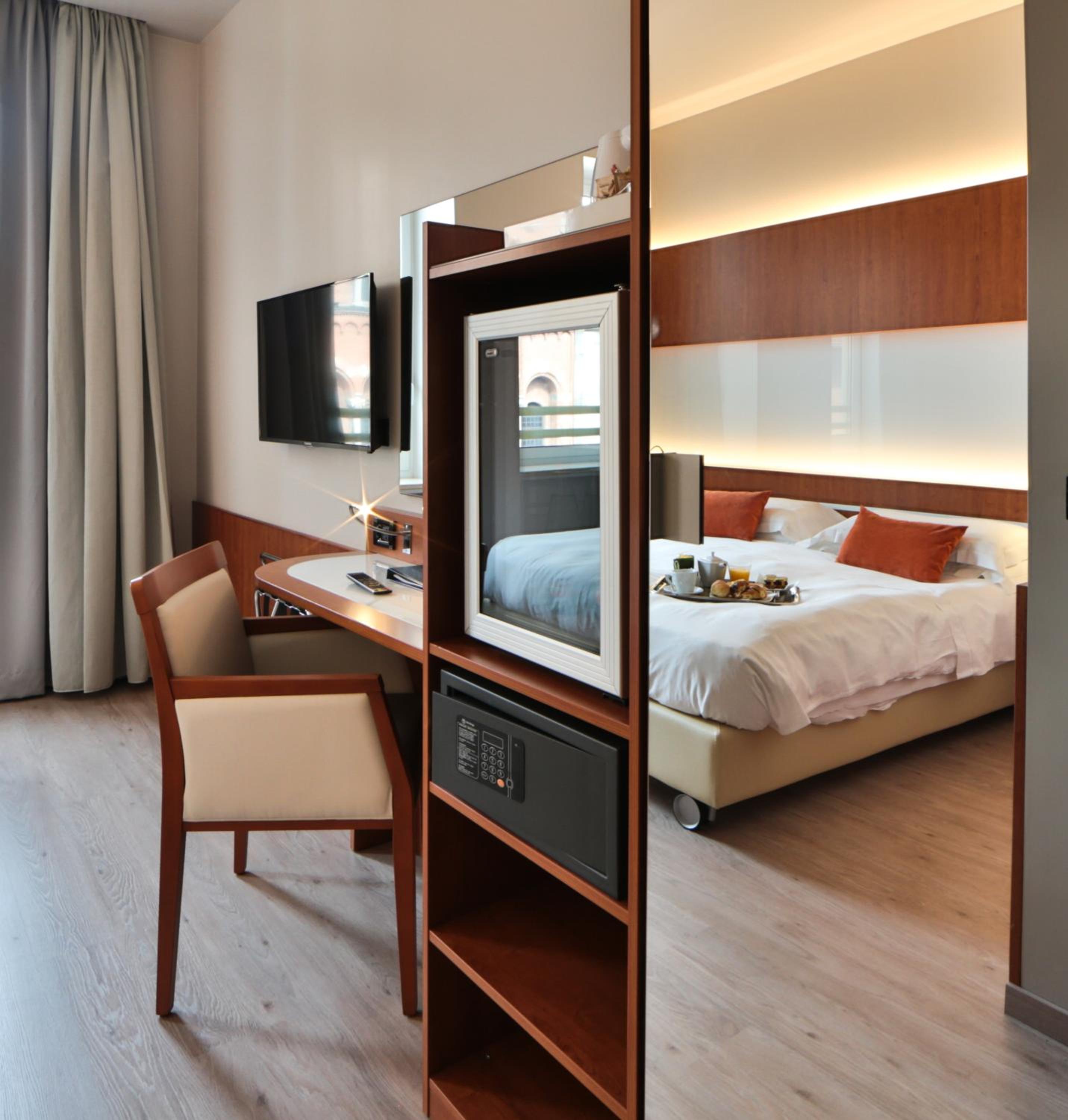 Standard Twin Room thumbnail 6
