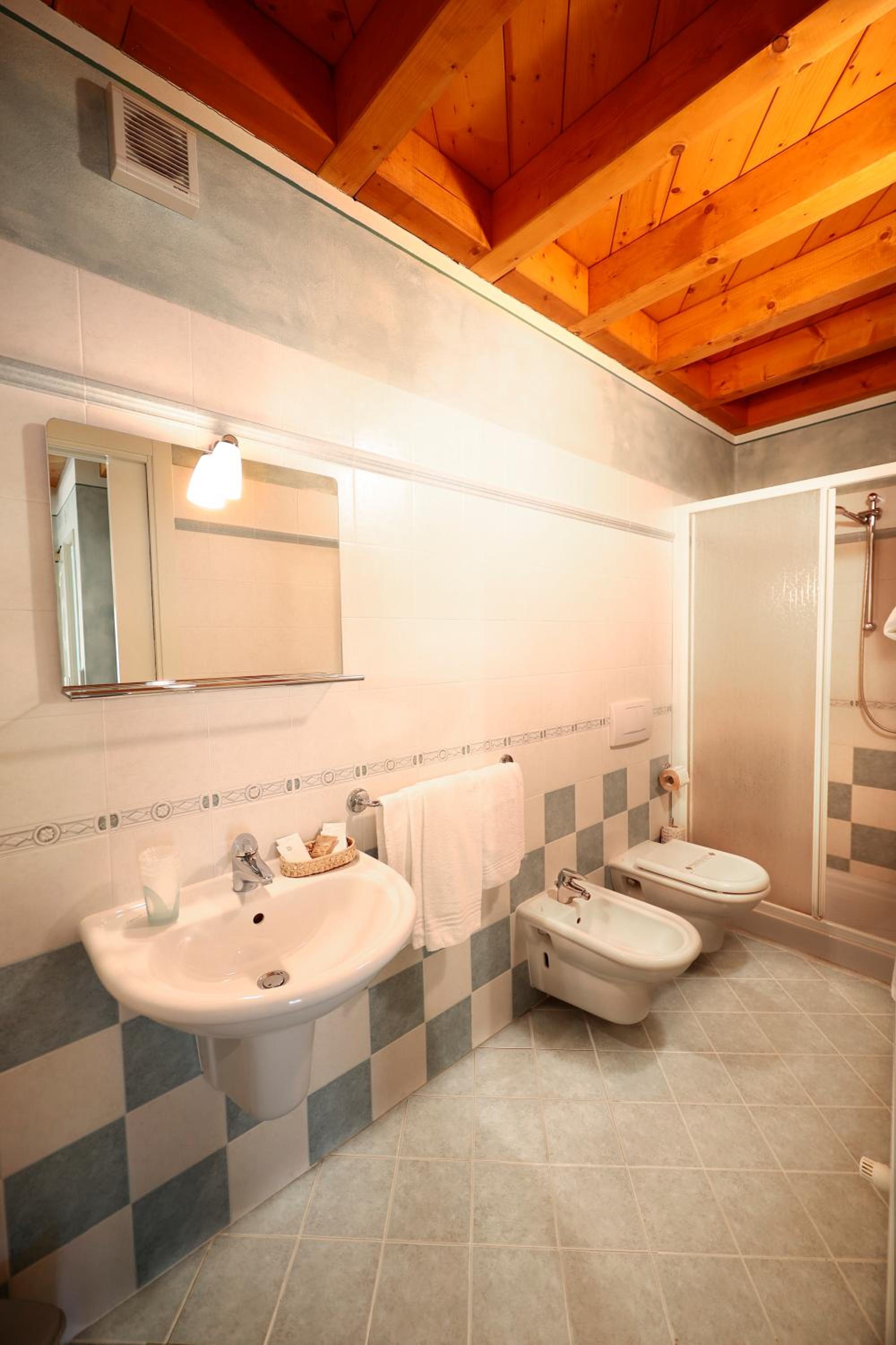 Deluxe Room (2 Adults + 1 Child) photo 3