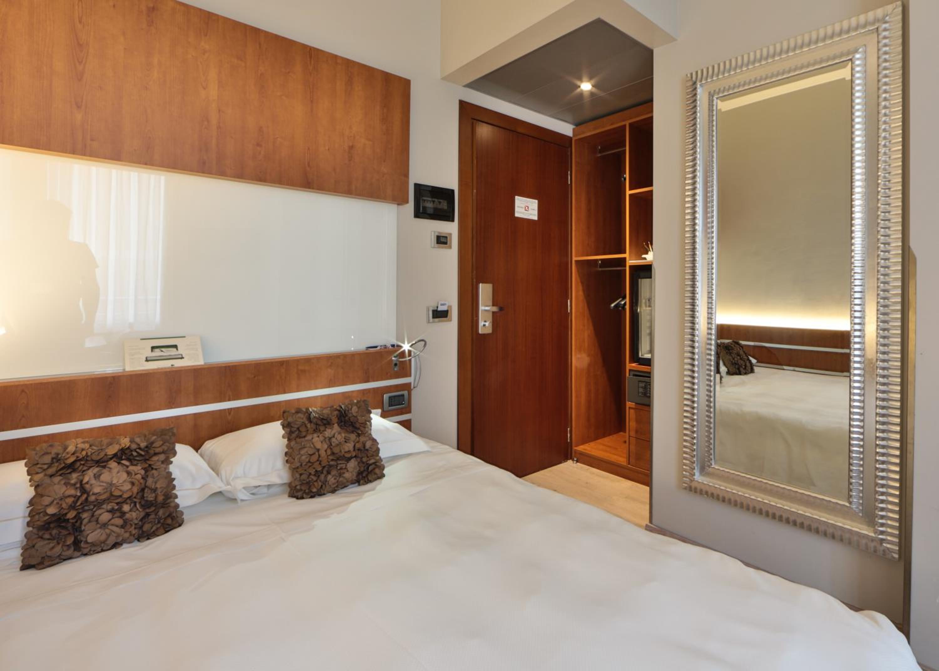 Standard Double Room thumbnail 5