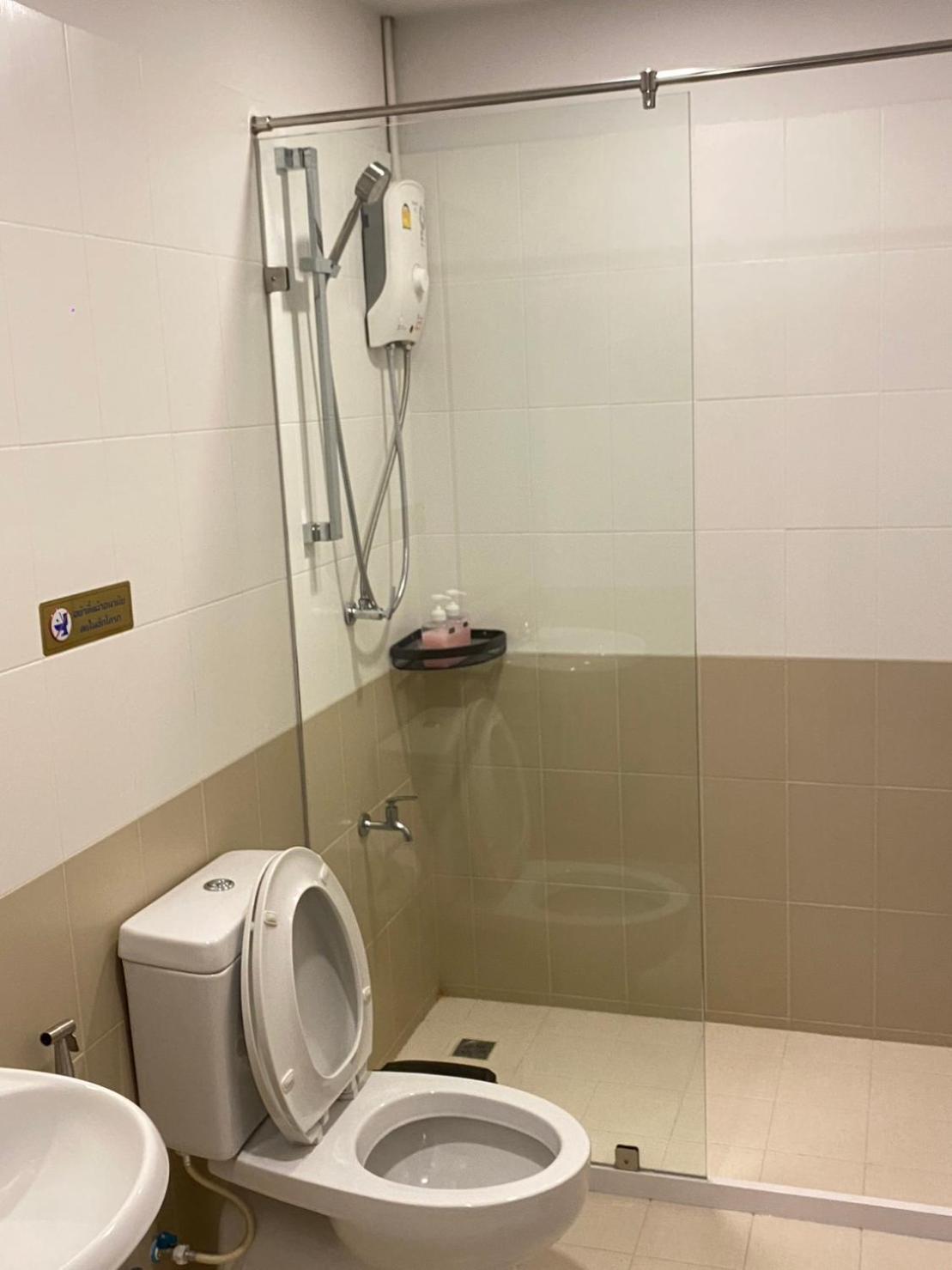 Quadruple Room with Private Bathroom - Photo 16