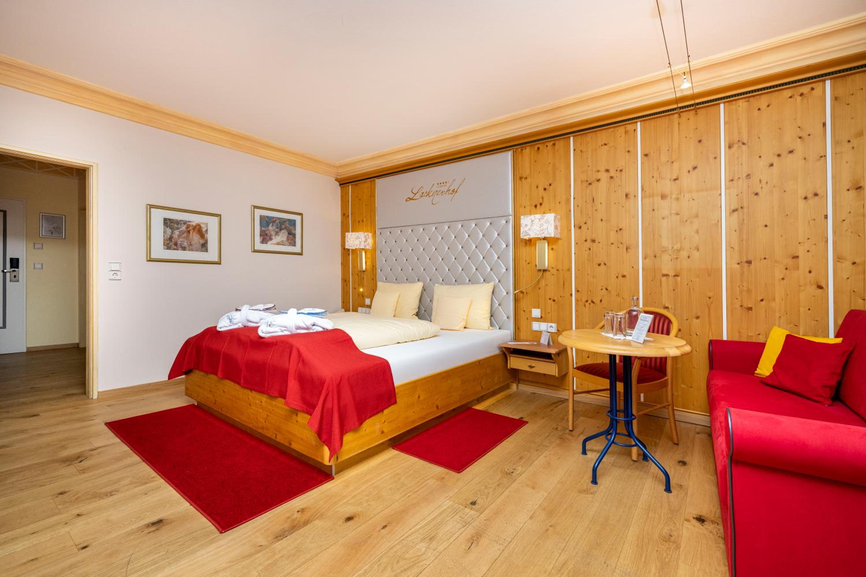 Superior Family Room photo 3