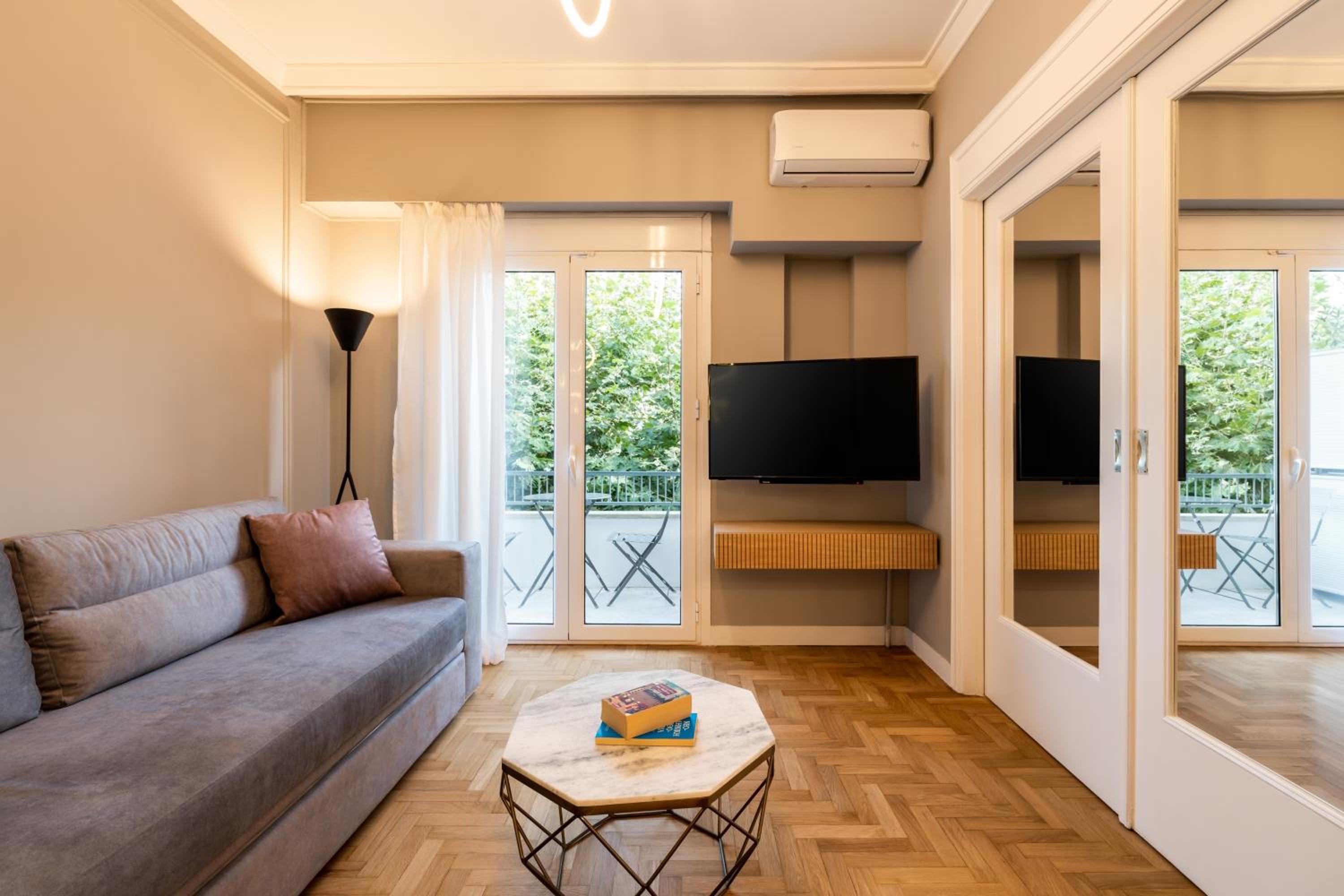 One-Bedroom Apartment photo 2