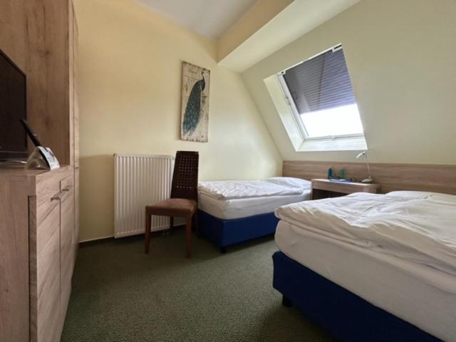 Double or Twin Room with Private Bathroom photo 3