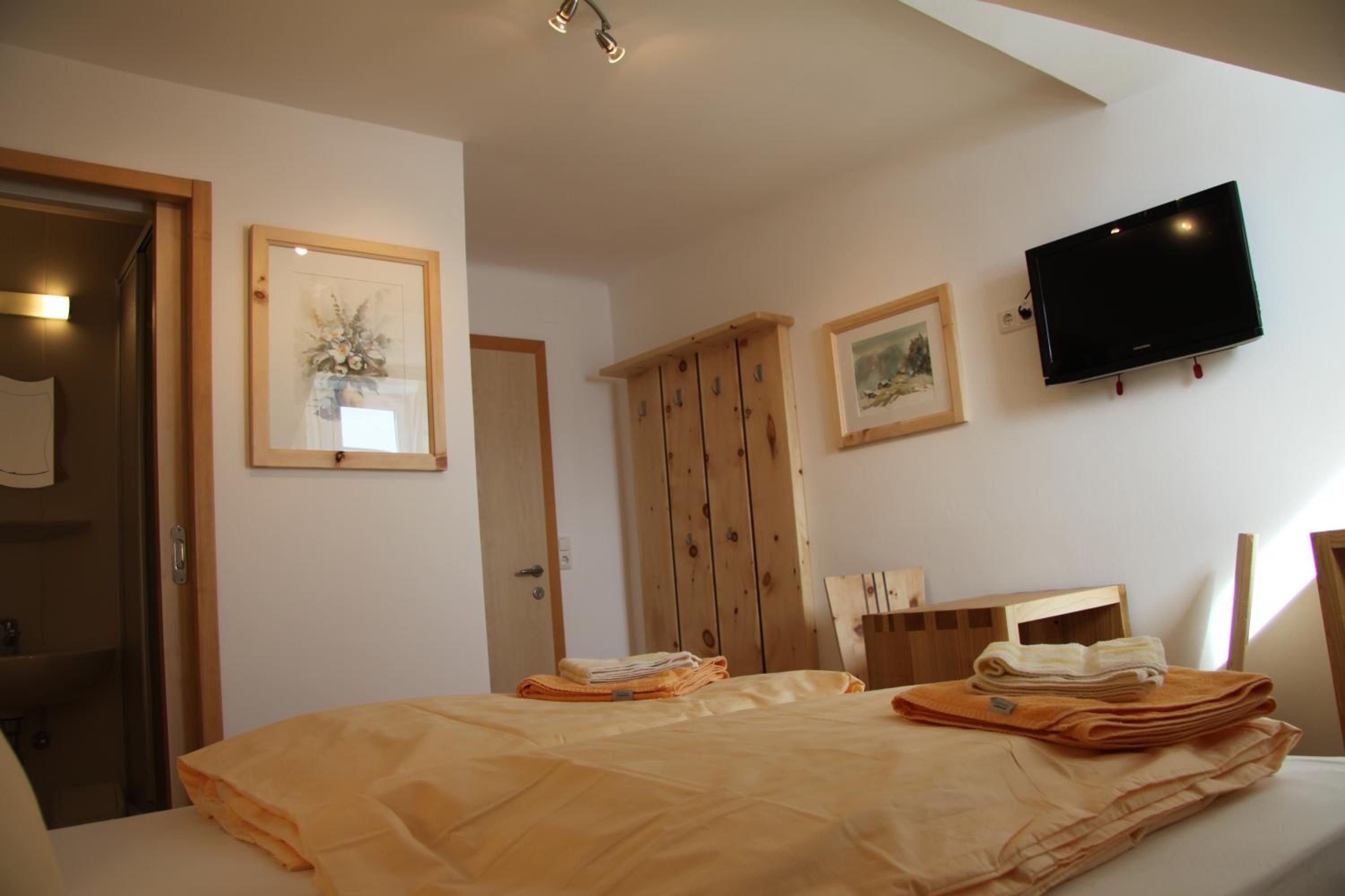 Double Room with Private Bathroom - Photo 3