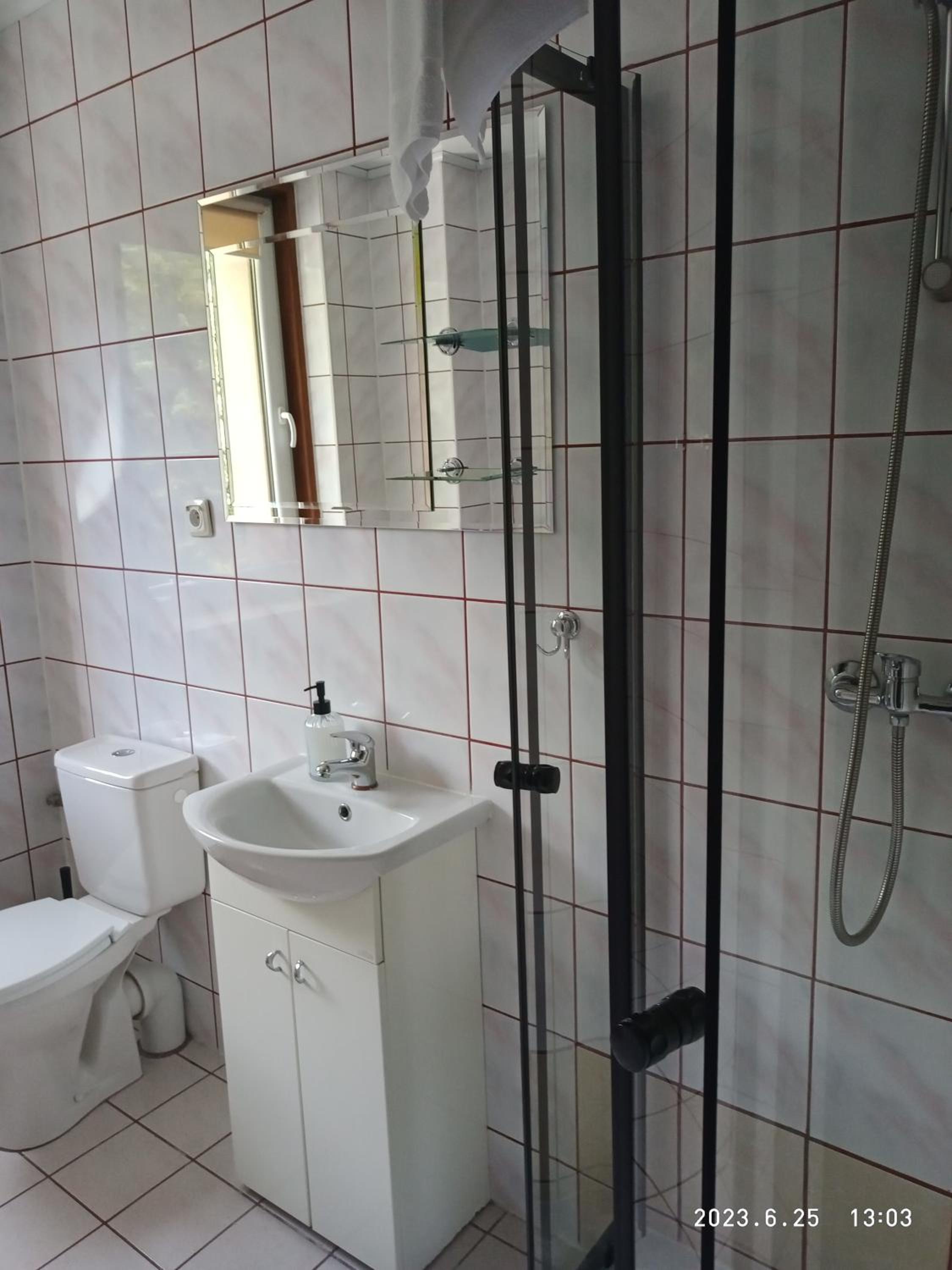 Quadruple Room with Private Bathroom - Photo 4