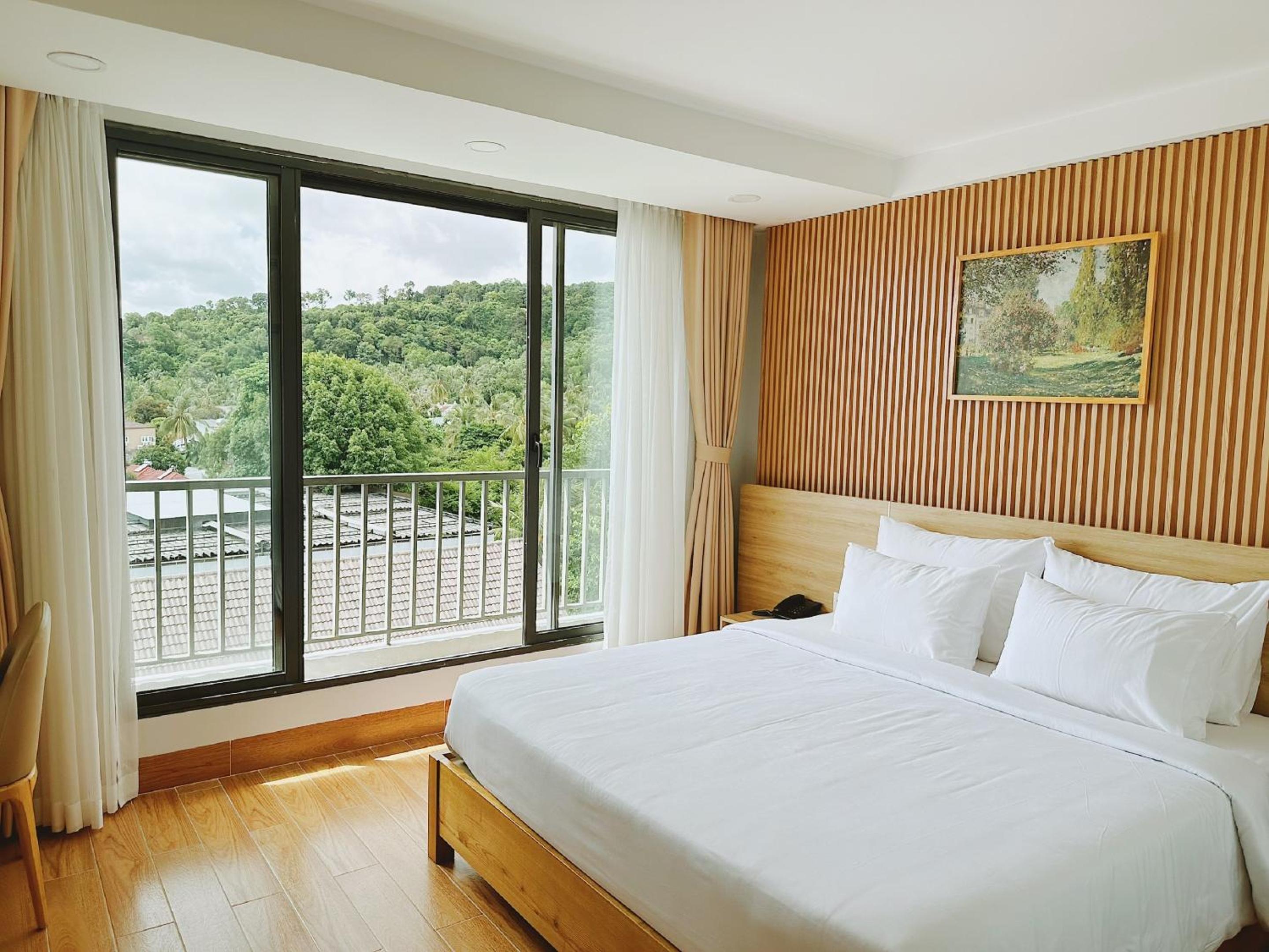 Family Room with Balcony - Photo 2