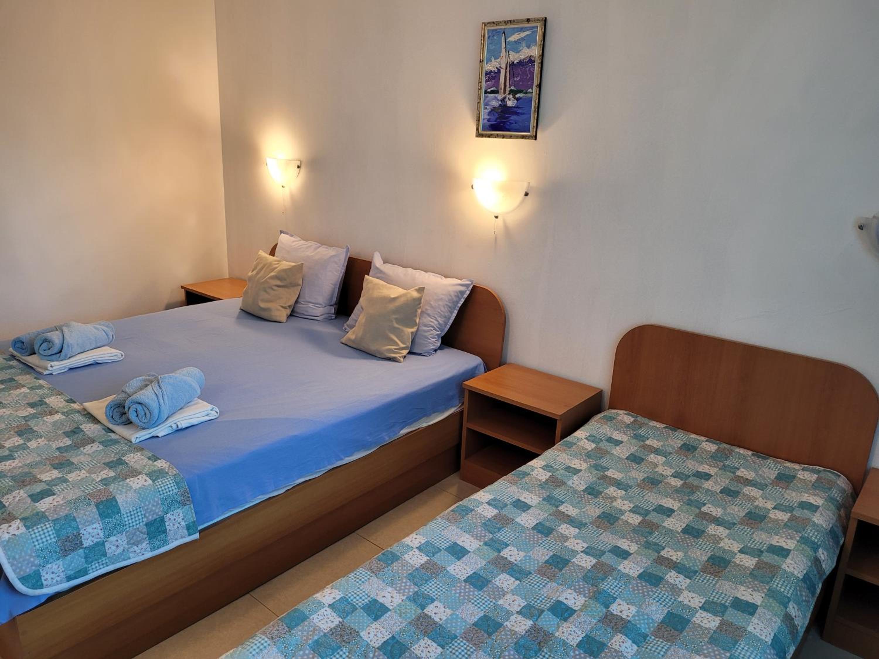 Triple Room with Balcony - Photo 10