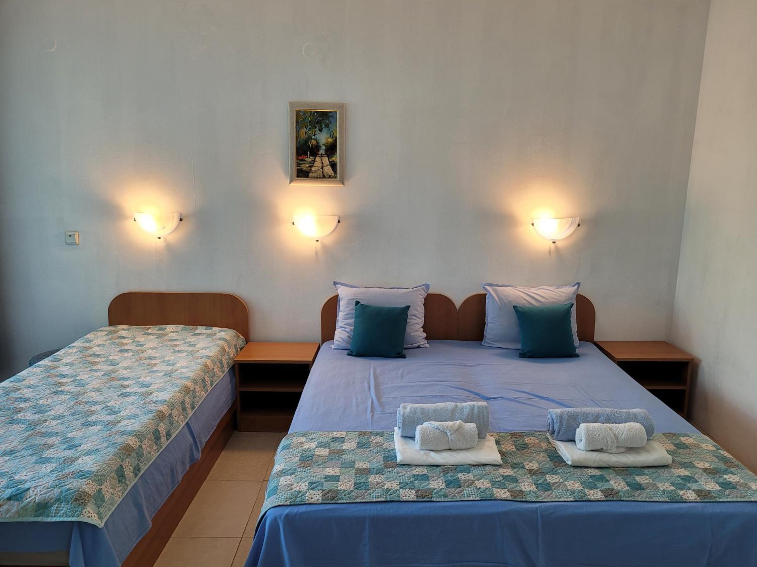 Triple Room with Balcony - Photo 11