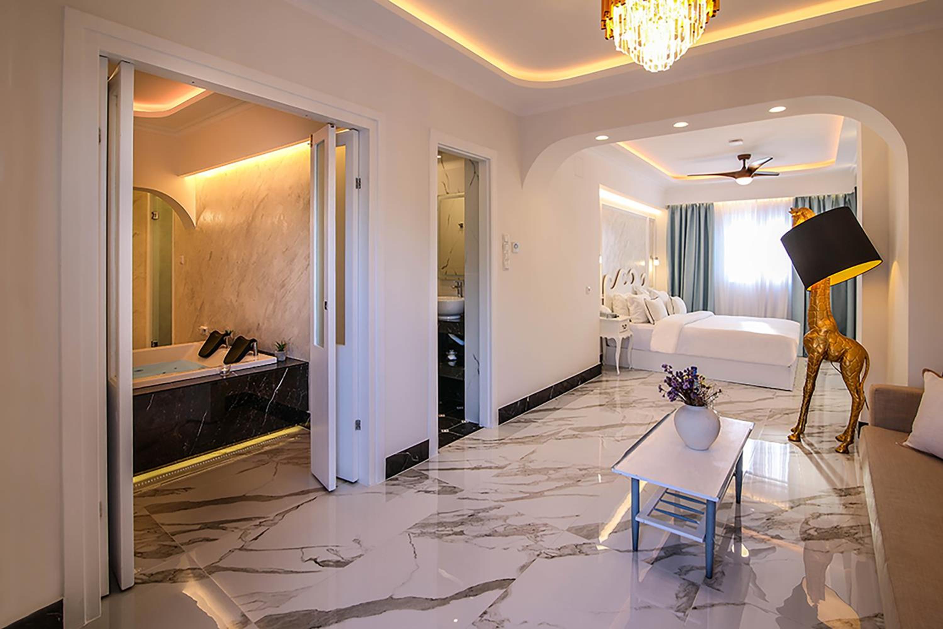 Blue Sky Split-Level Suite with Rooftop Jetted Tub – Sea View