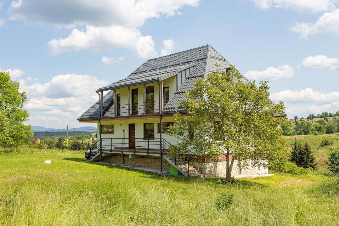 Six-Bedroom House photo 1
