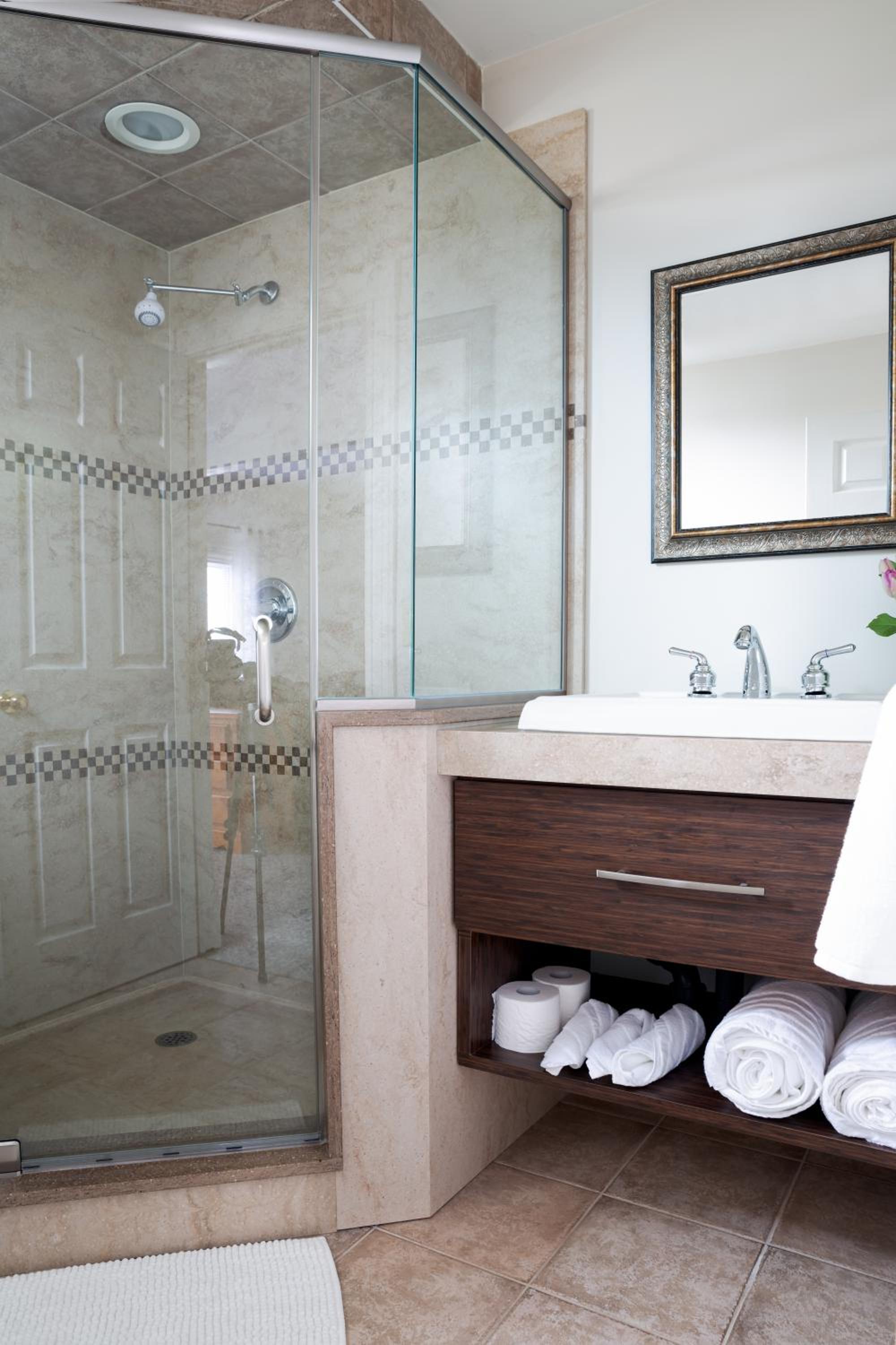 Deluxe Queen Suite photo 3