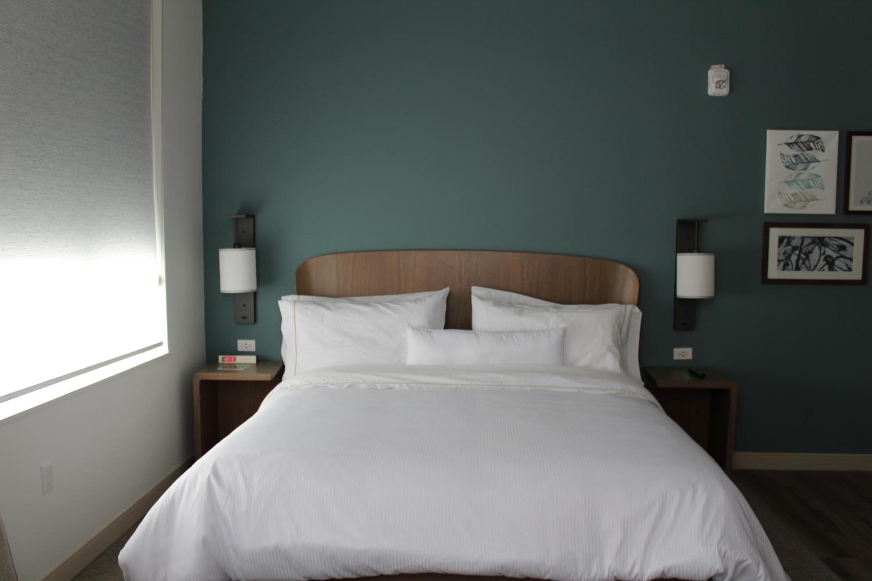 1 Bedroom Suite, 1 King, Alternate bed: sofa bed