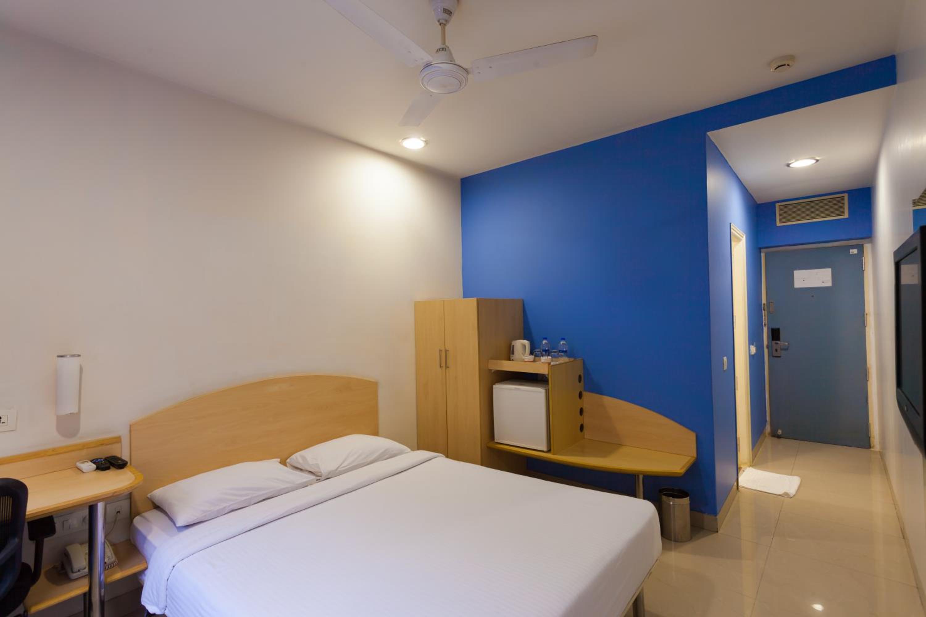 Twin Room - Photo 8