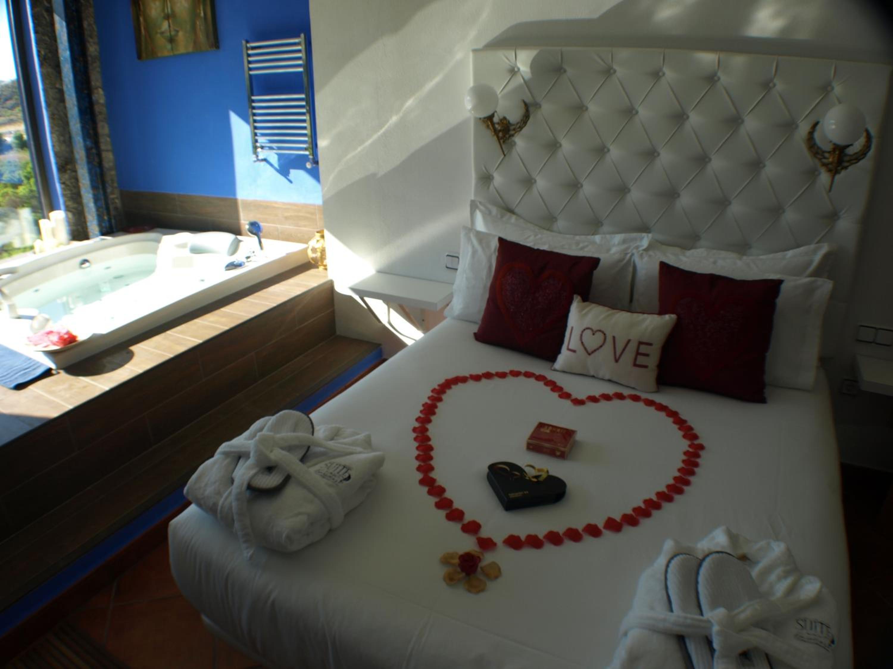 Two-Bedroom House (2-6 Adults) - Photo 2