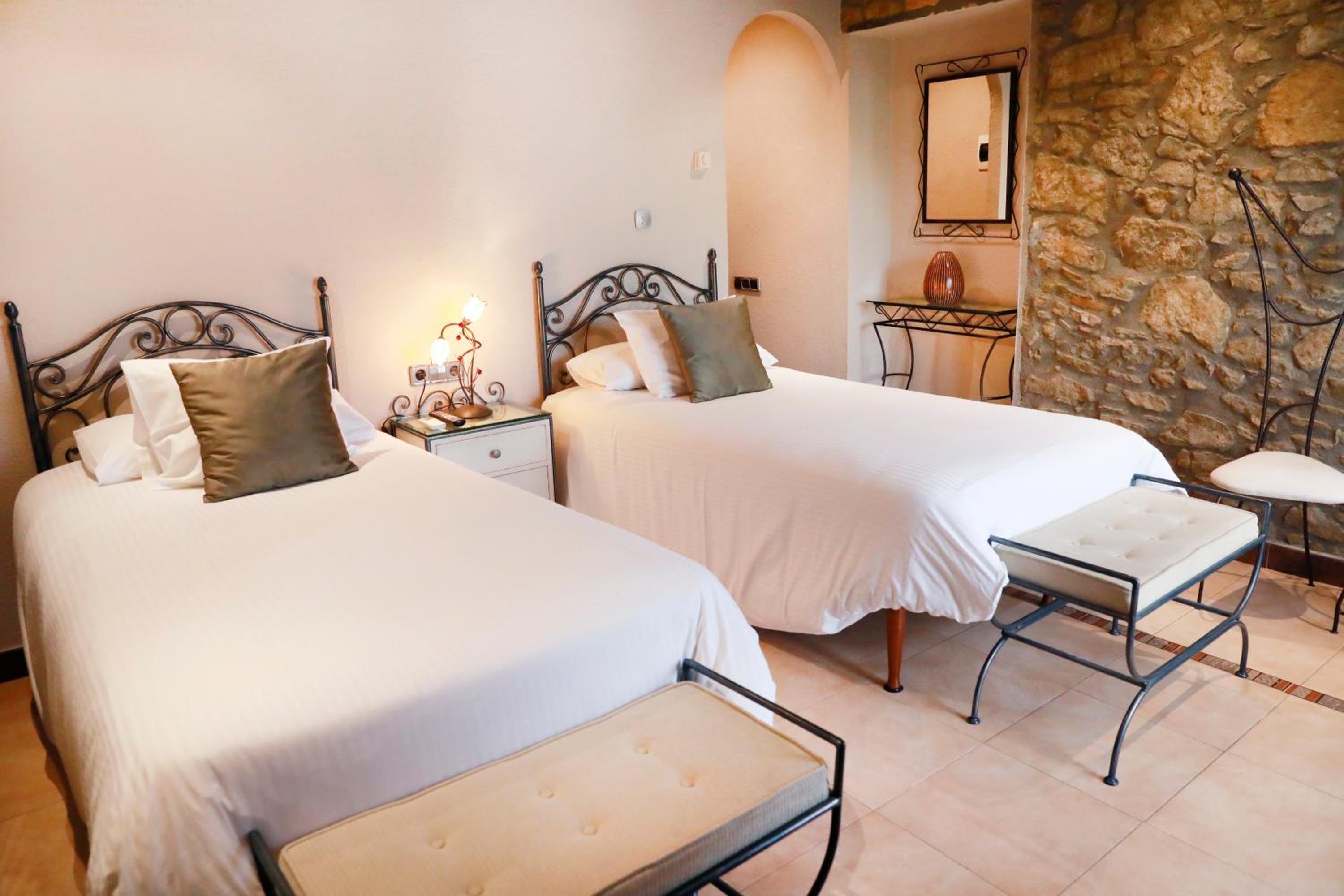 Standard Double Room with Shower - Photo 1