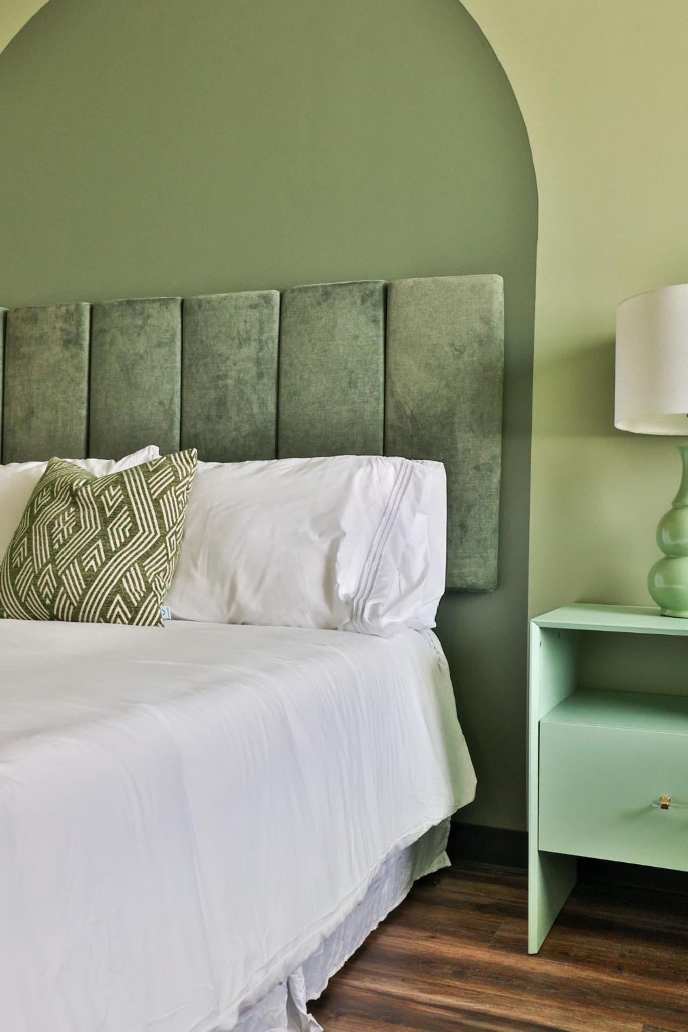 Queen Room photo 2