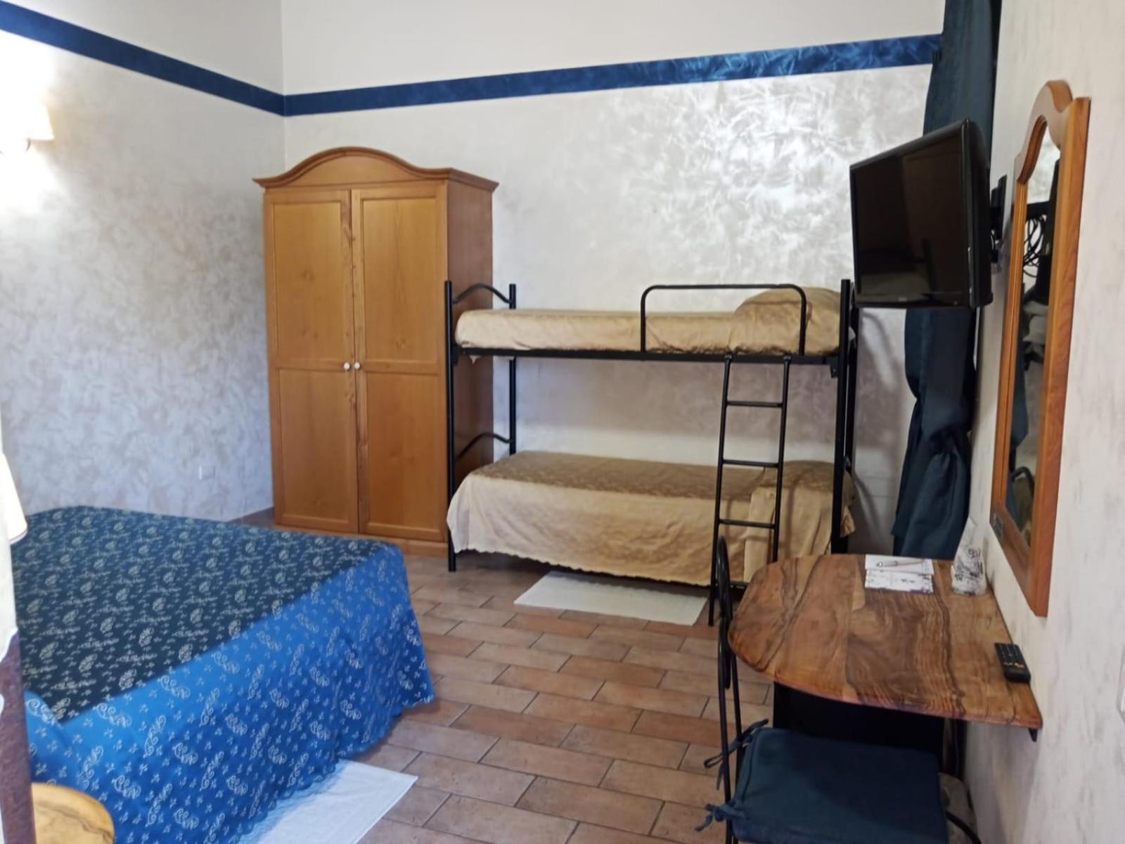 Quadruple Room - Photo 1
