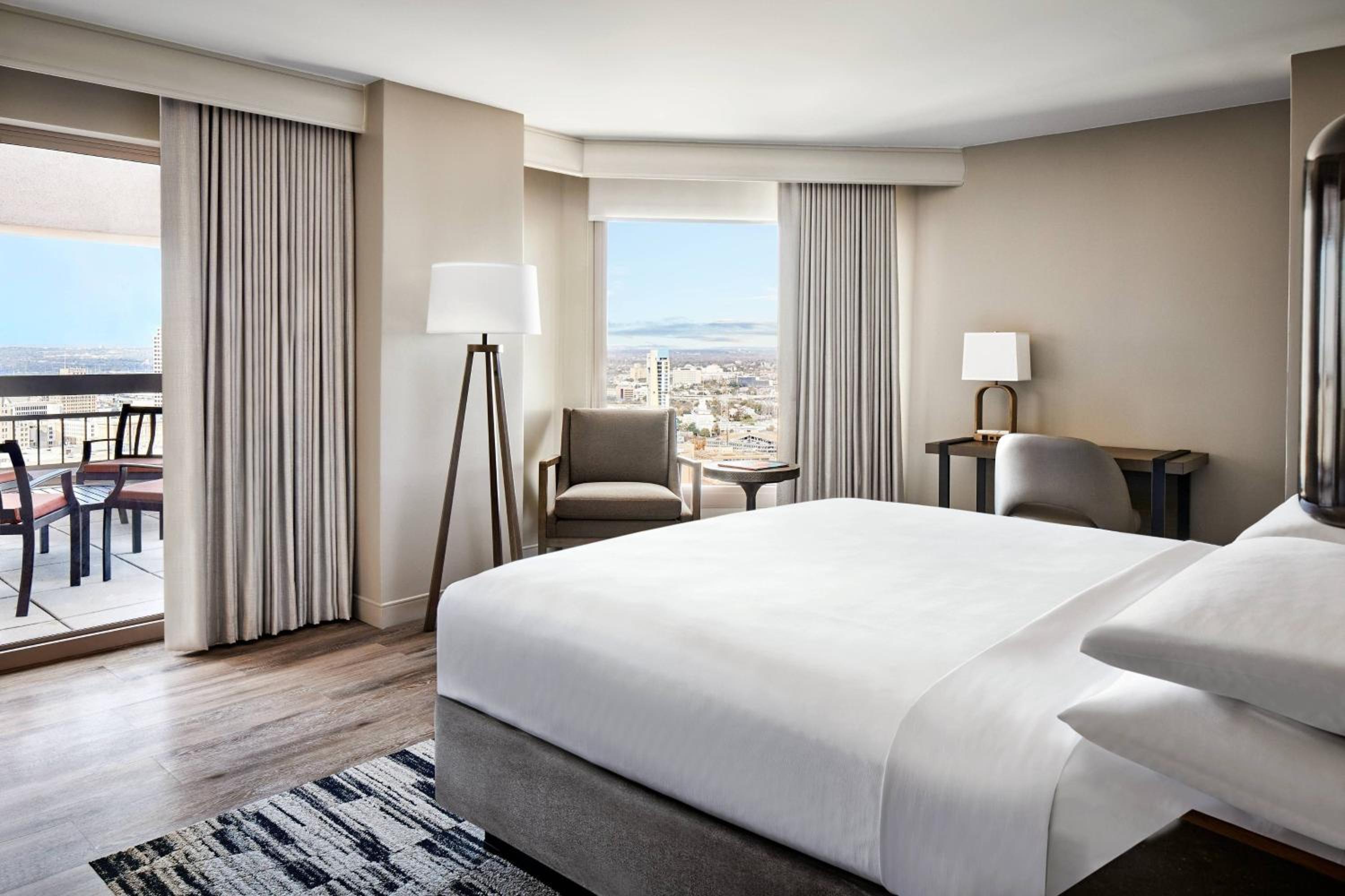 Guest Room with Club Lounge Access - Hearing Accessible - Photo 10