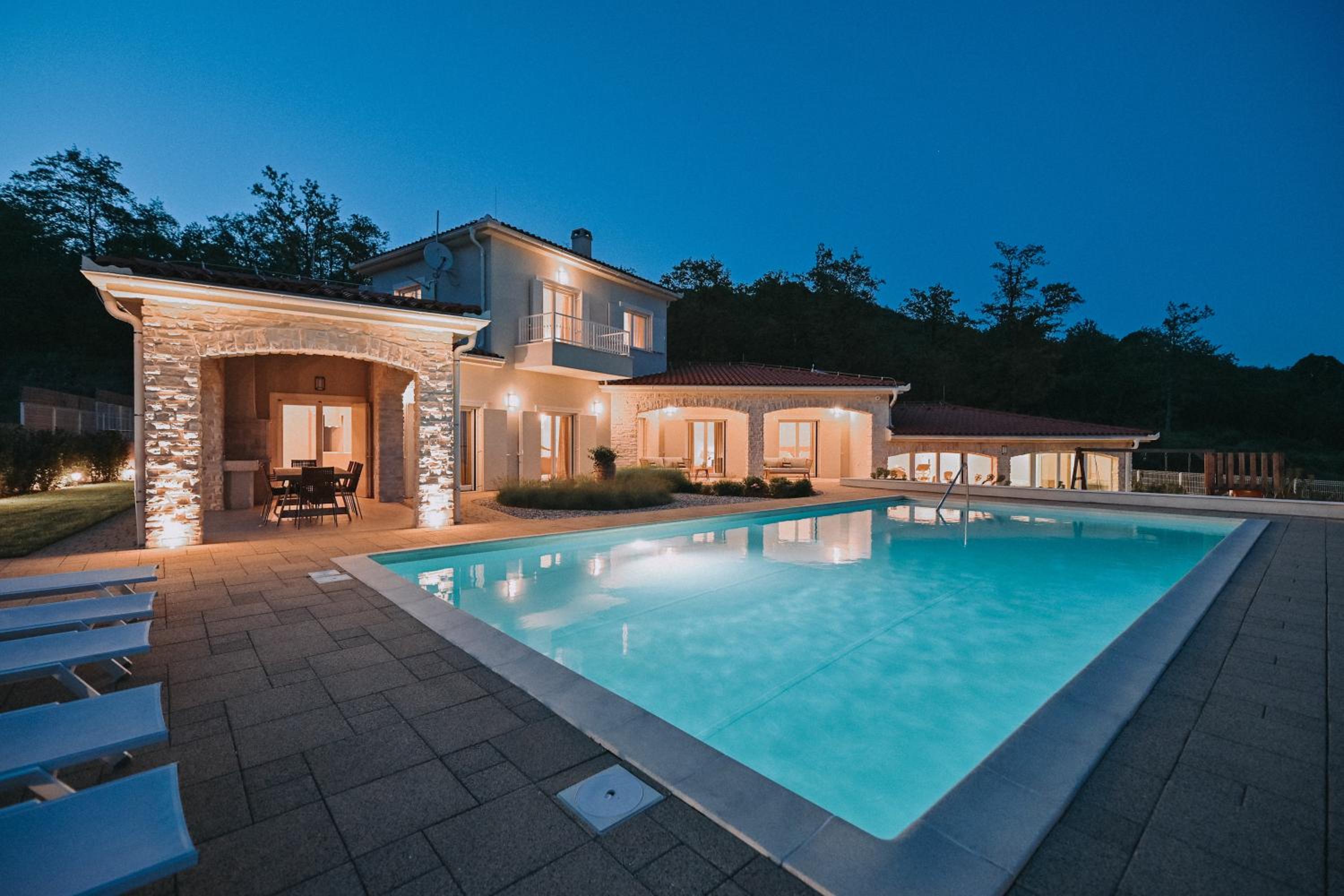 Five-Bedroom Villa photo 3