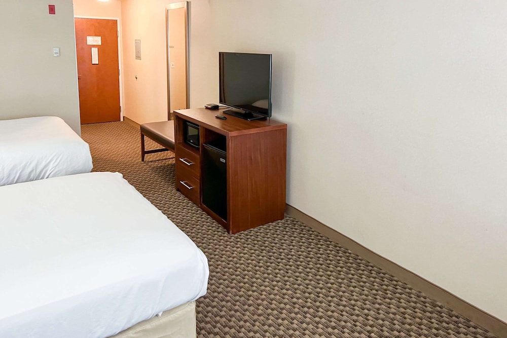 Standard Room, 2 Queen Beds, Non Smoking - Photo 2