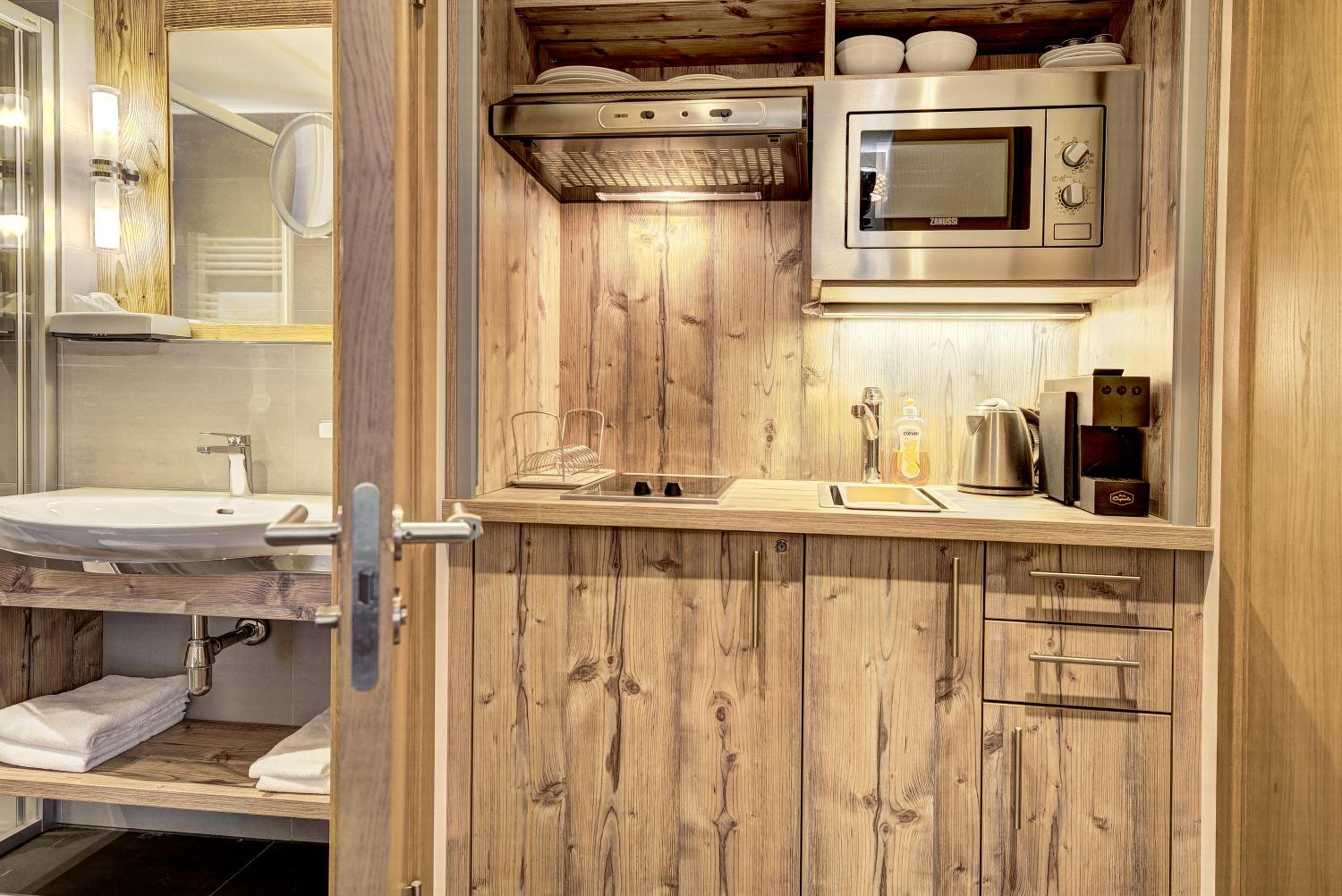 Deluxe Room with Kitchenette photo 2