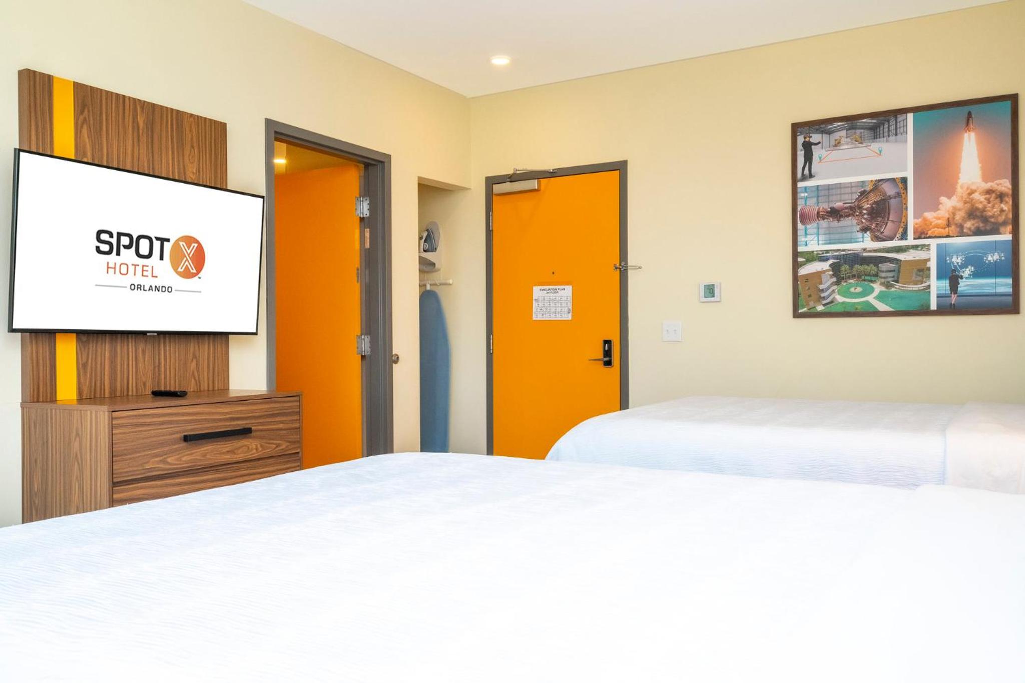 Business Room with Two Queen Beds Smoke Free thumbnail 6