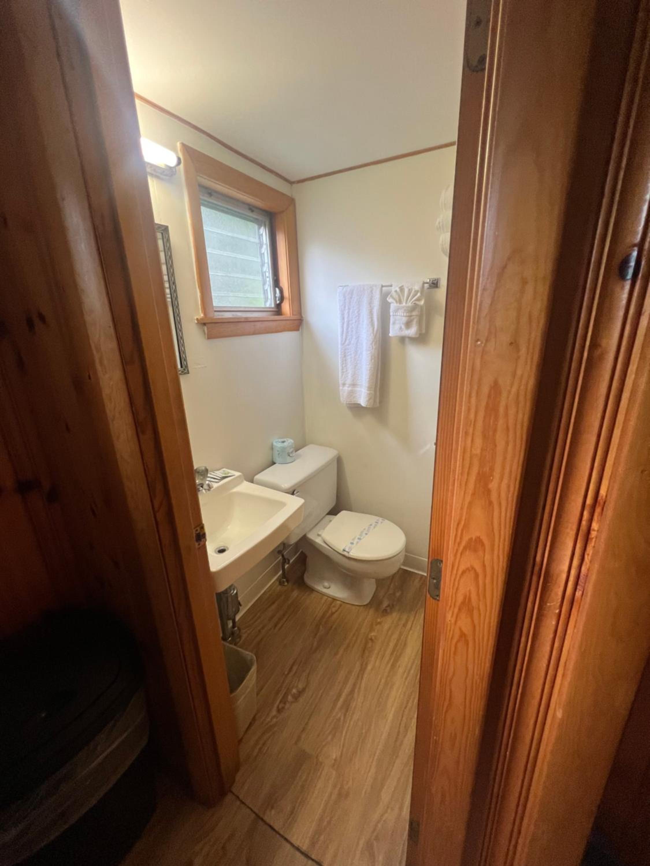 Room 14 - One Room Cabin - Photo 3