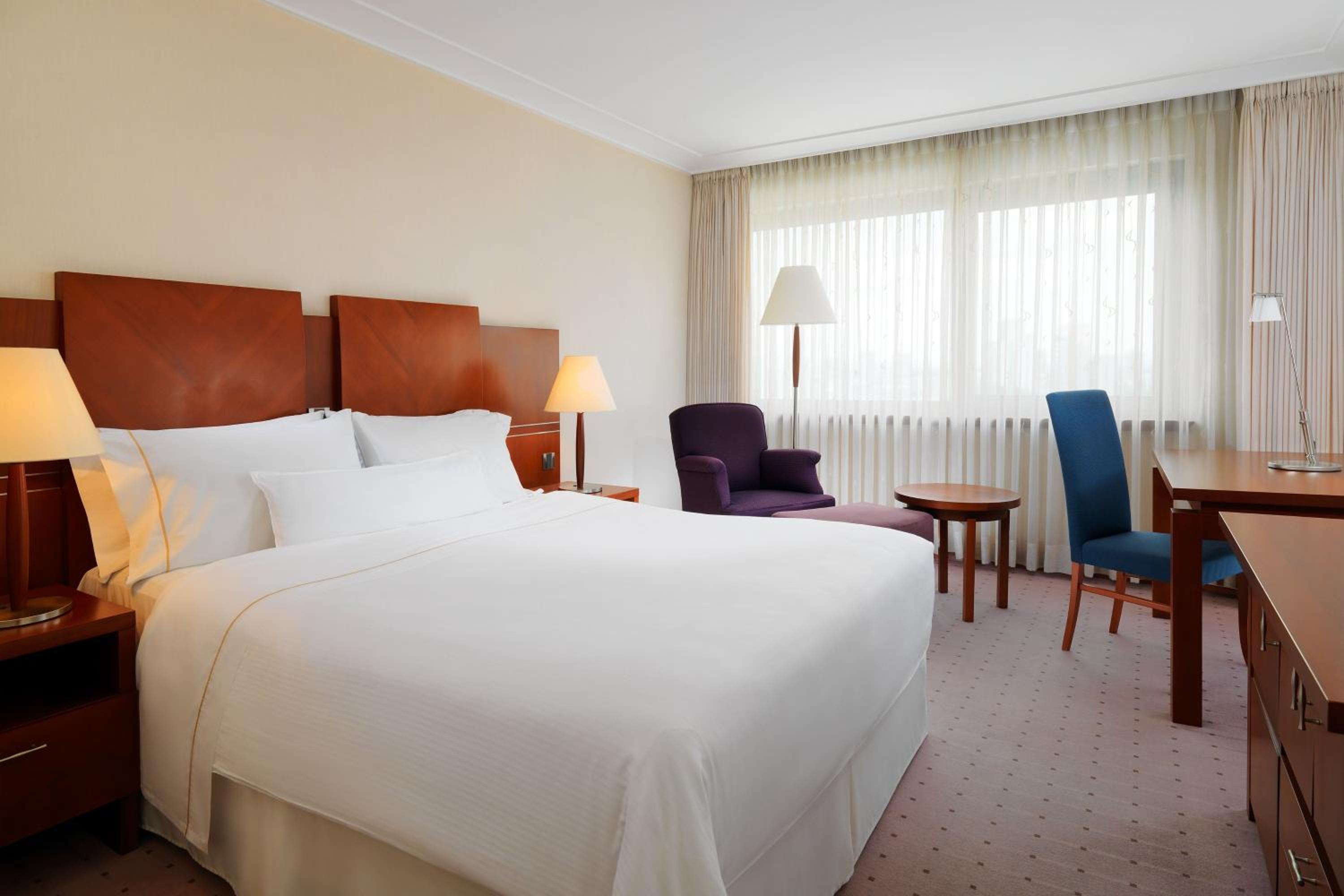 Deluxe Queen Non Smoking, Guest room, 1 Queen, City view - Photo 1