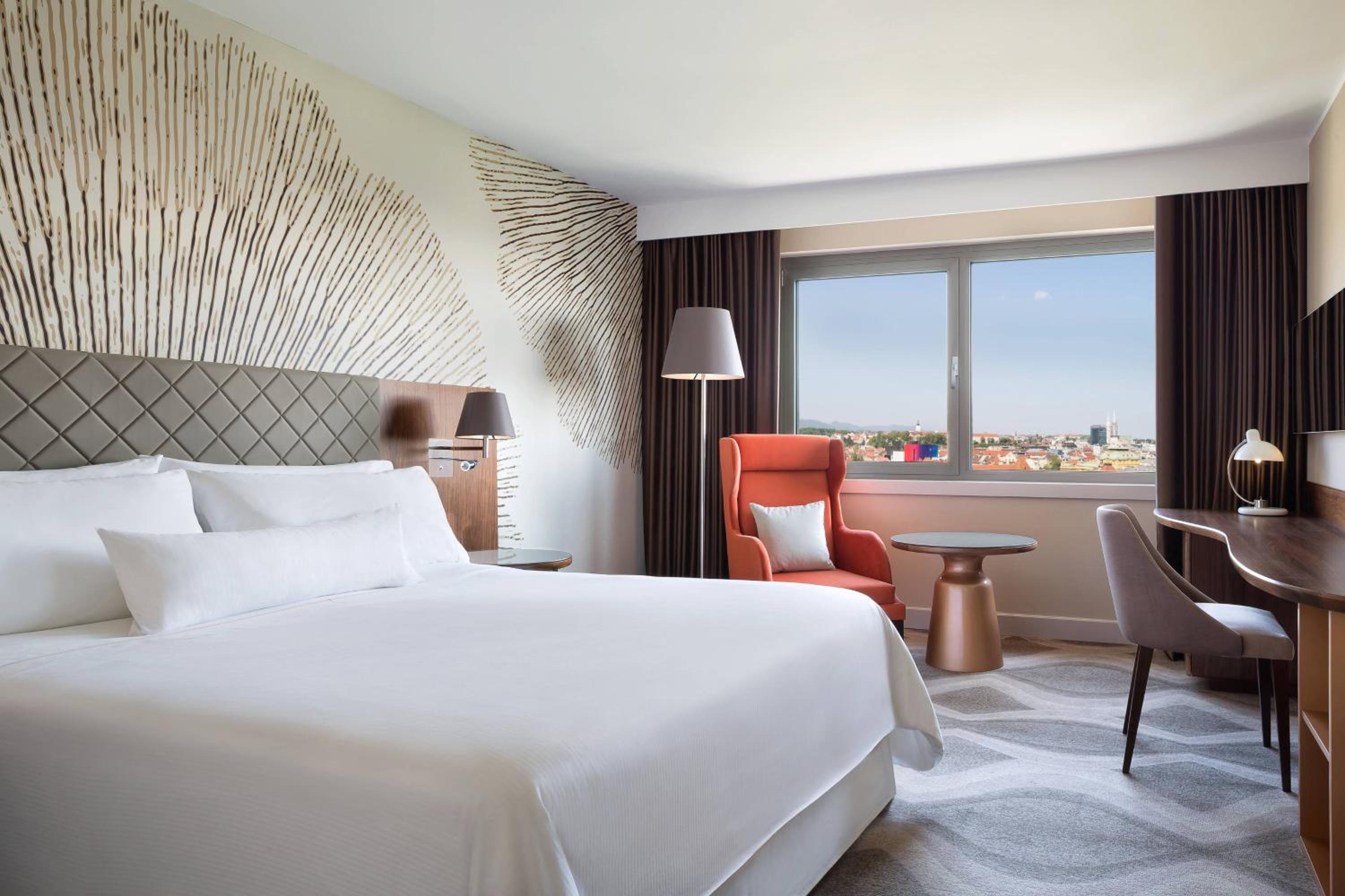 Deluxe Queen Non Smoking, Guest room, 1 Queen, City view - Photo 4