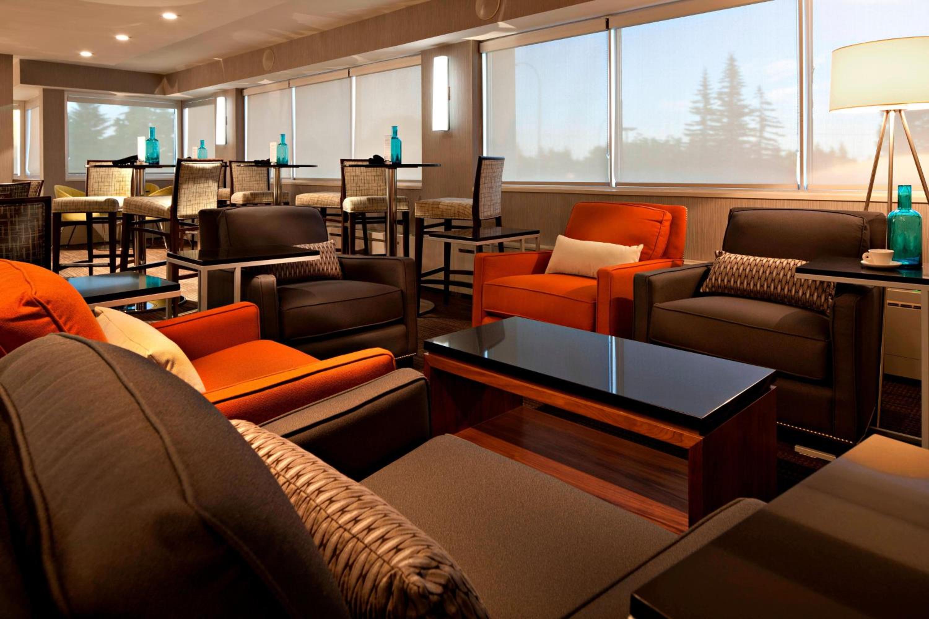 Executive Club King Suite with Sofa Bed - Club Lounge Access thumbnail 6