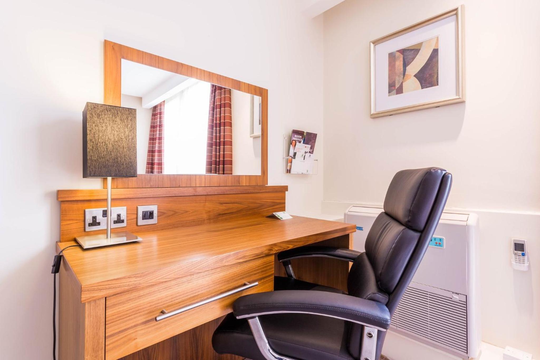 Standard Double Room with Two Double Beds and Minifridge - Photo 4