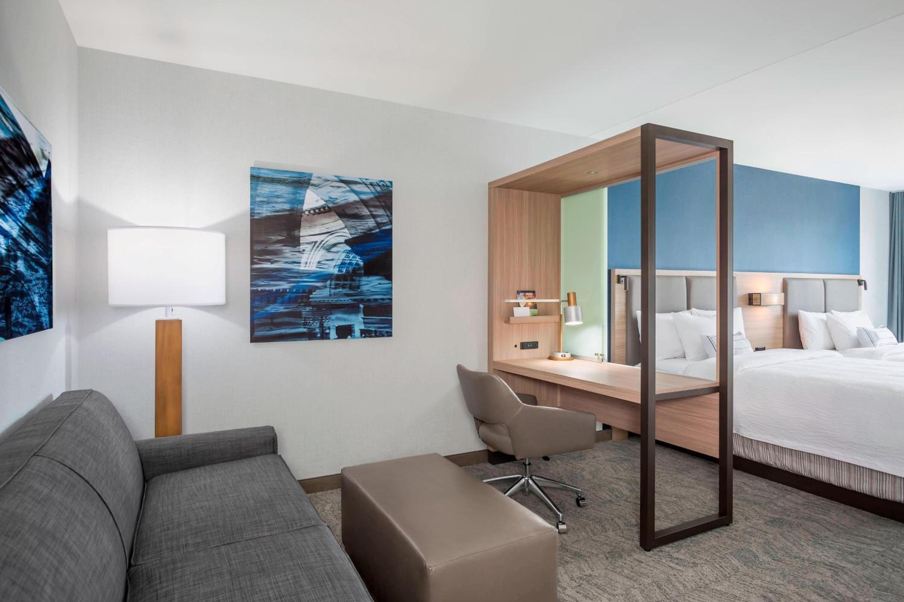 Queen Suite with Two Queen Beds, Bathtub and Sofa Bed - Mobility Access