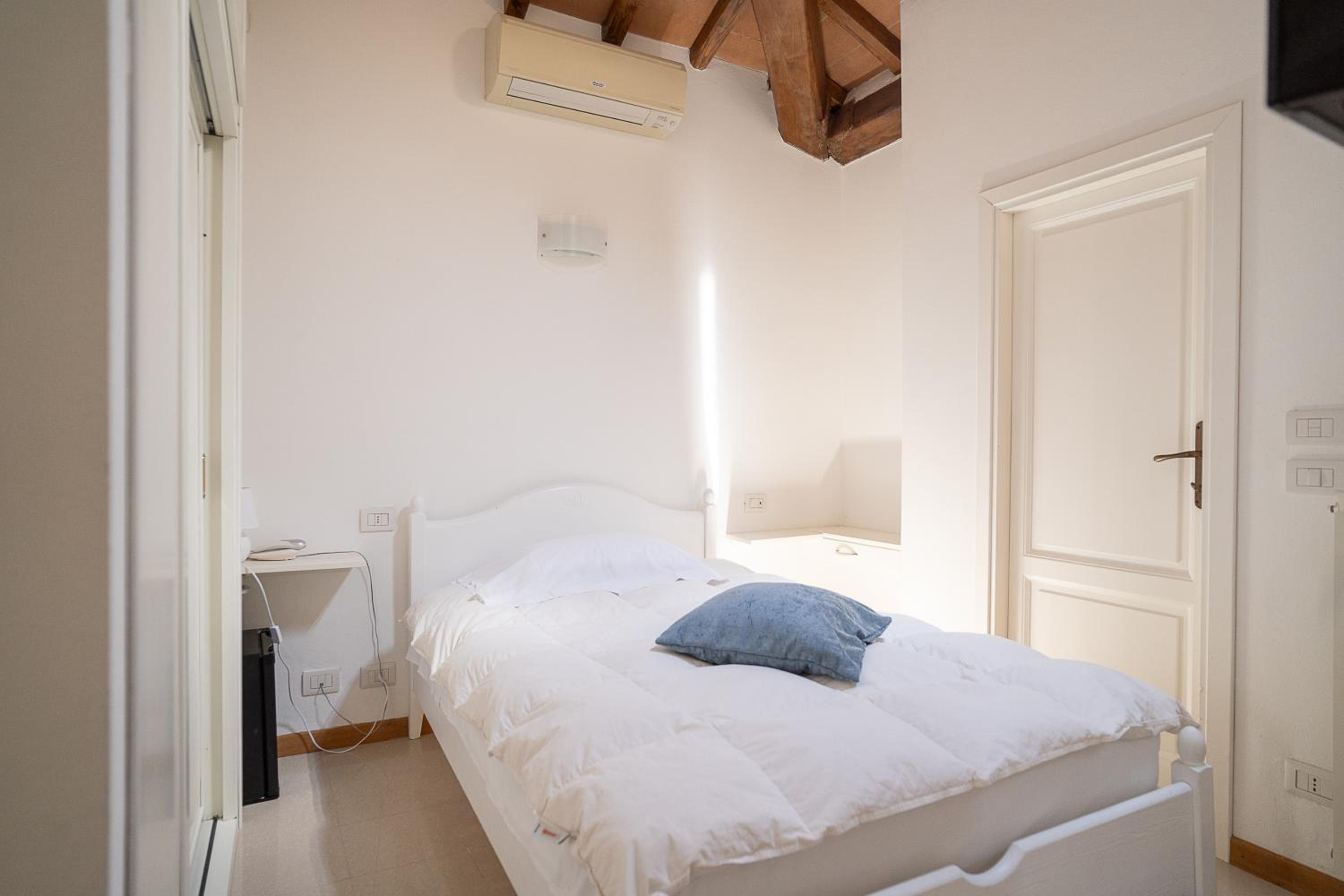 Single Room - Attic photo 3