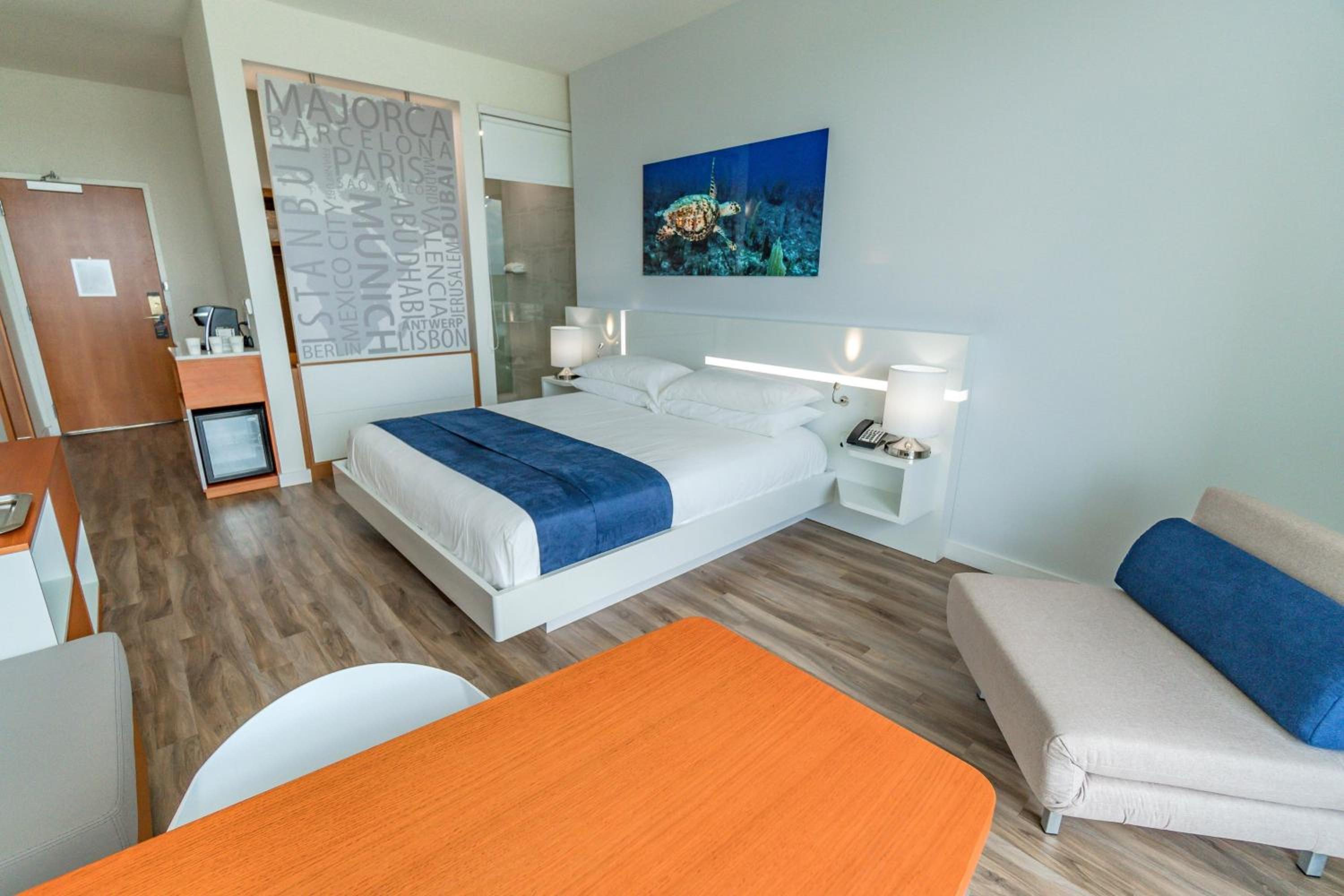 King Room with Balcony - Hearing Accessible photo 2