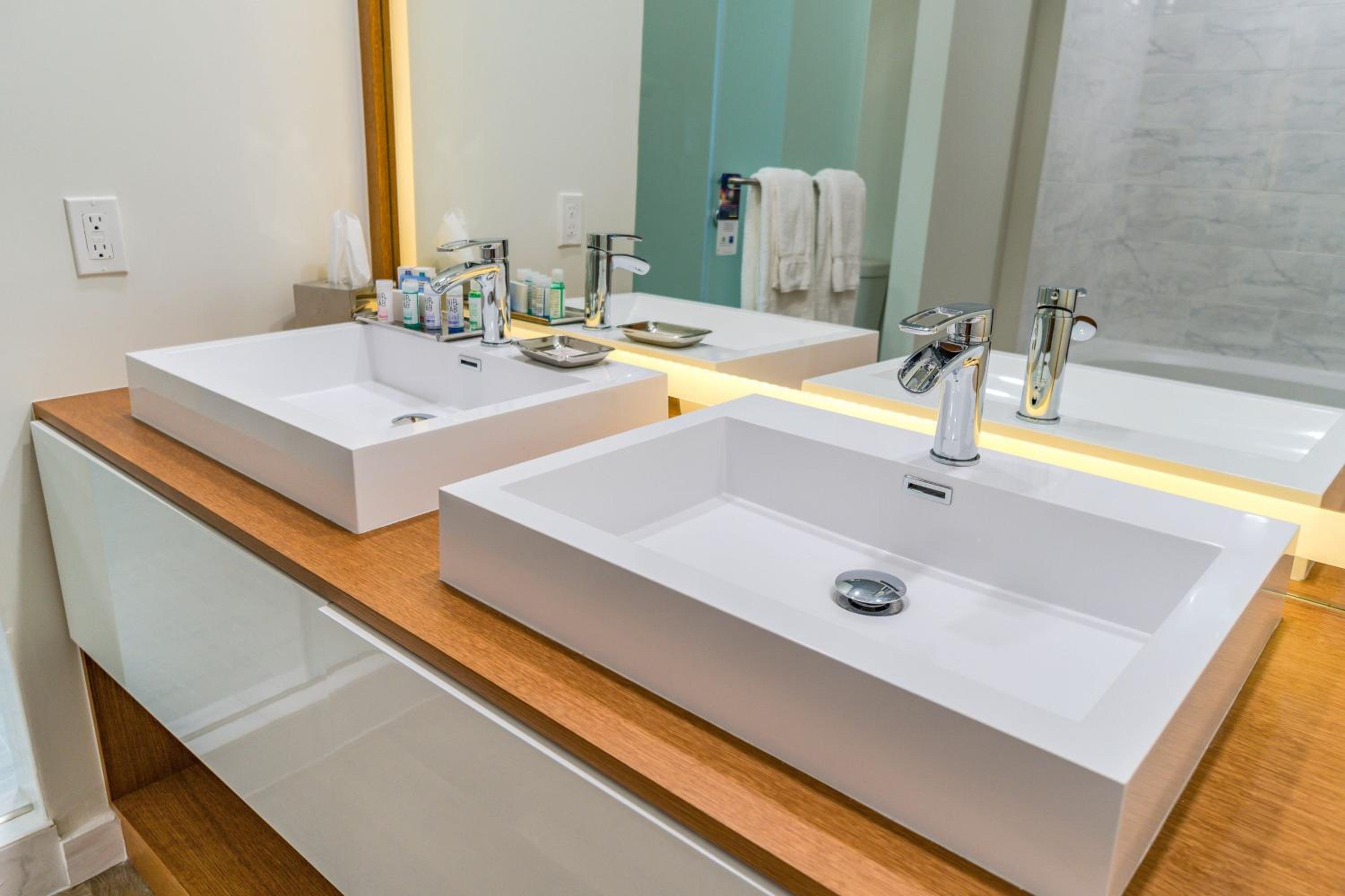 Floridian Queen Room - Mobility/Hearing Accessible with Roll-In Shower photo 3